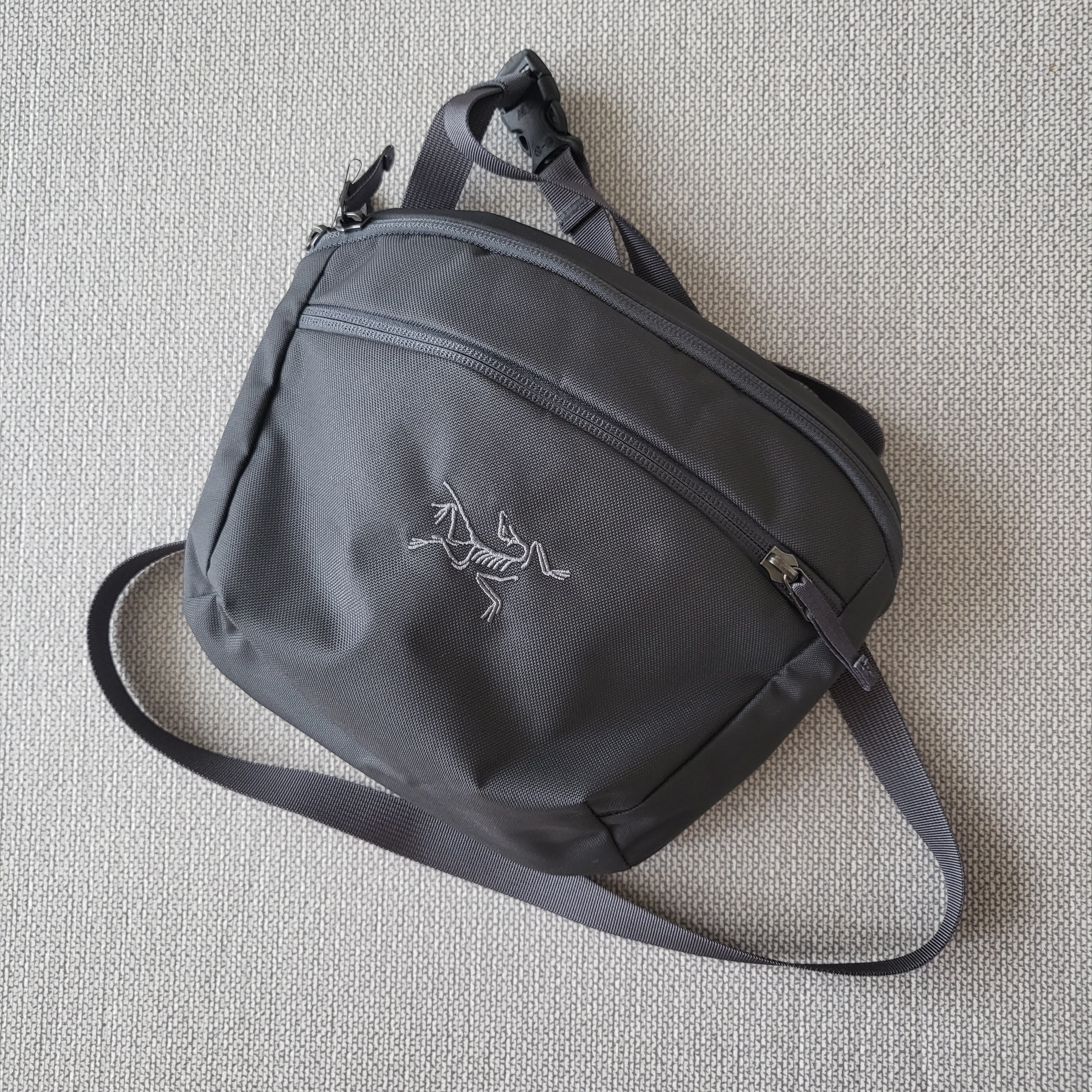 Arc'teryx Mantis 2 Waistpack Graphite 착용 스타일