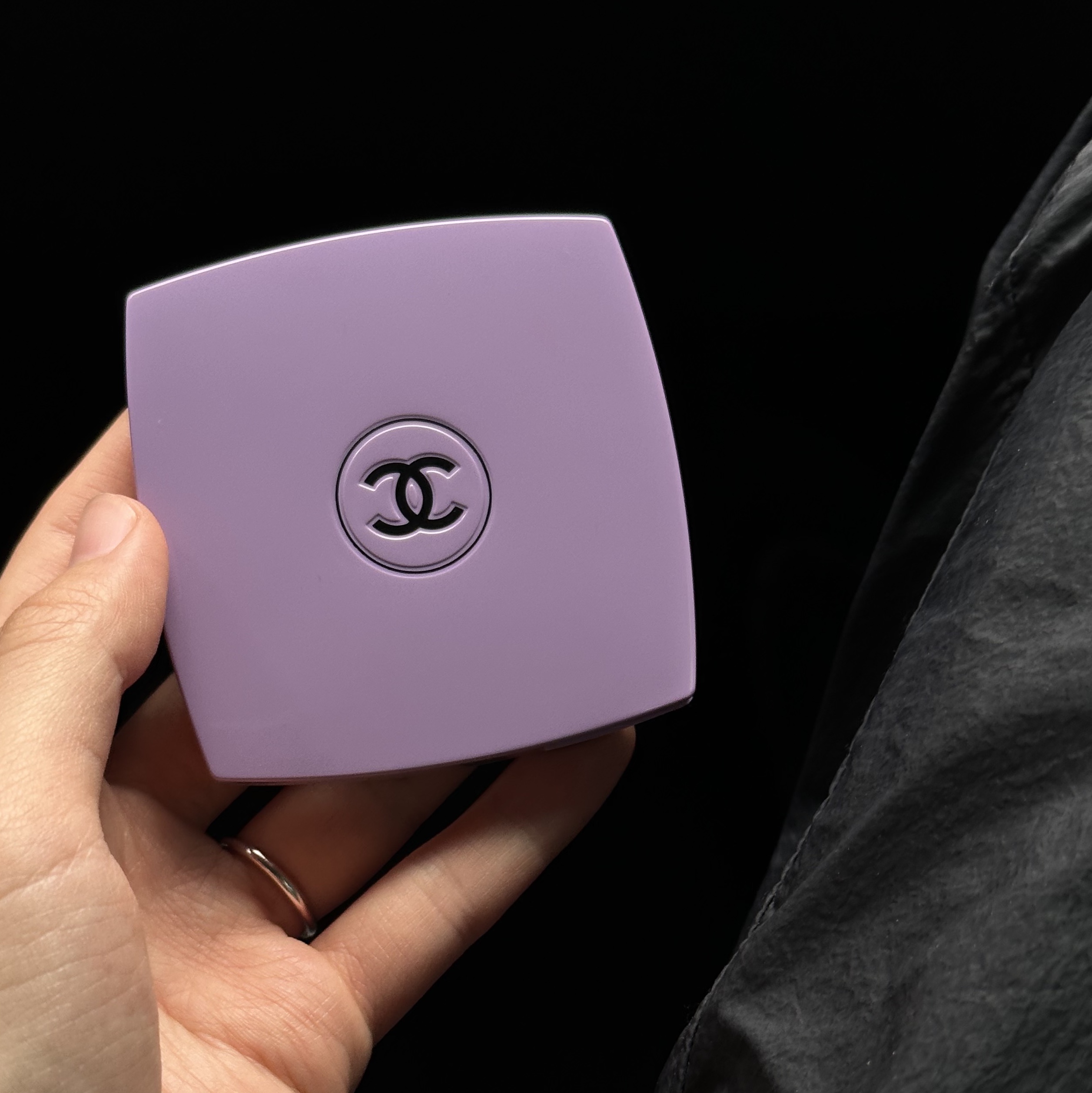 Chanel Codes Couleur Limited Edition Miroir Double Facettes 135 Immortelle 착용 스타일