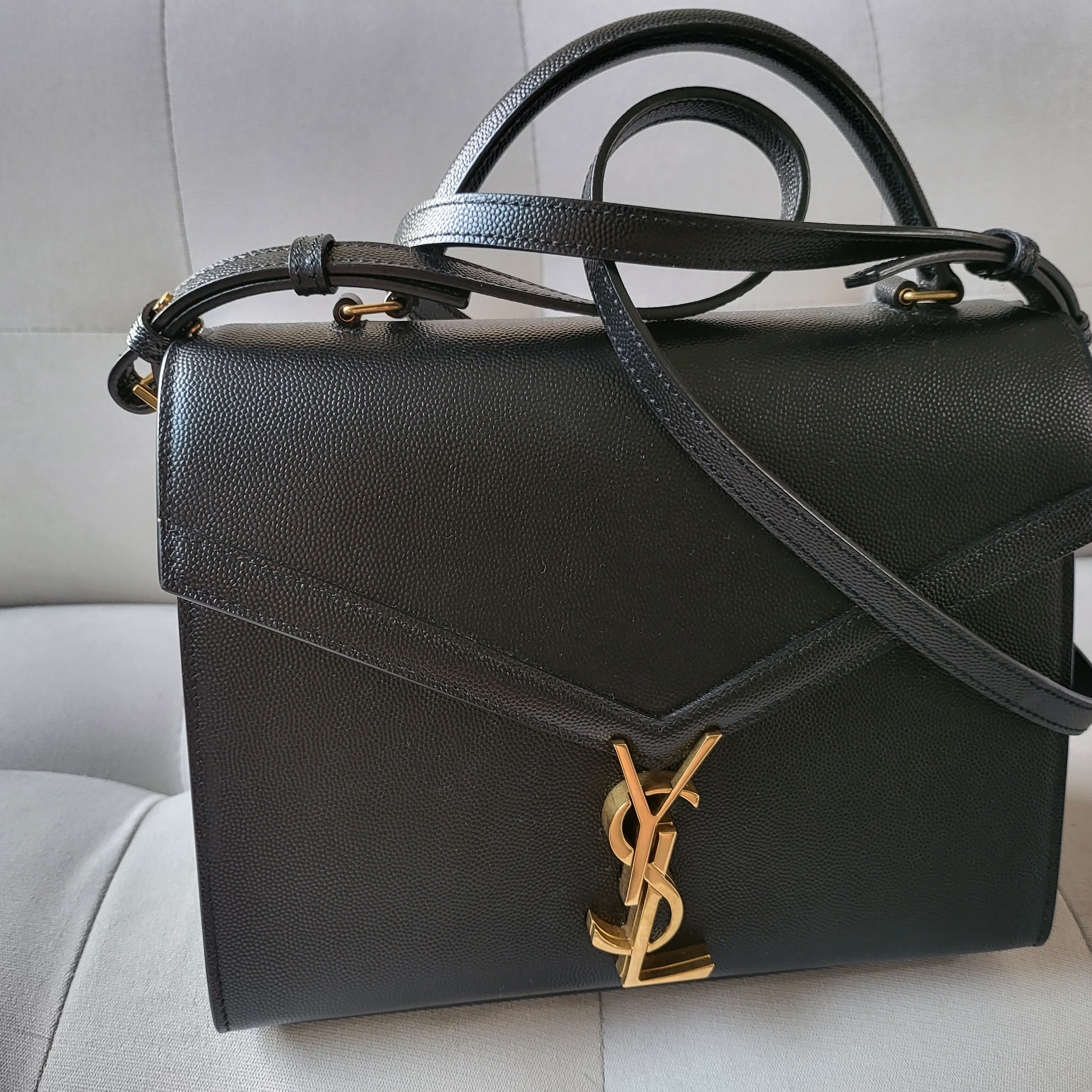 Saint Laurent Cassandra Medium Top Handle Bag in Grain de Poudre Embossed Leather Black 착용 스타일 - 2