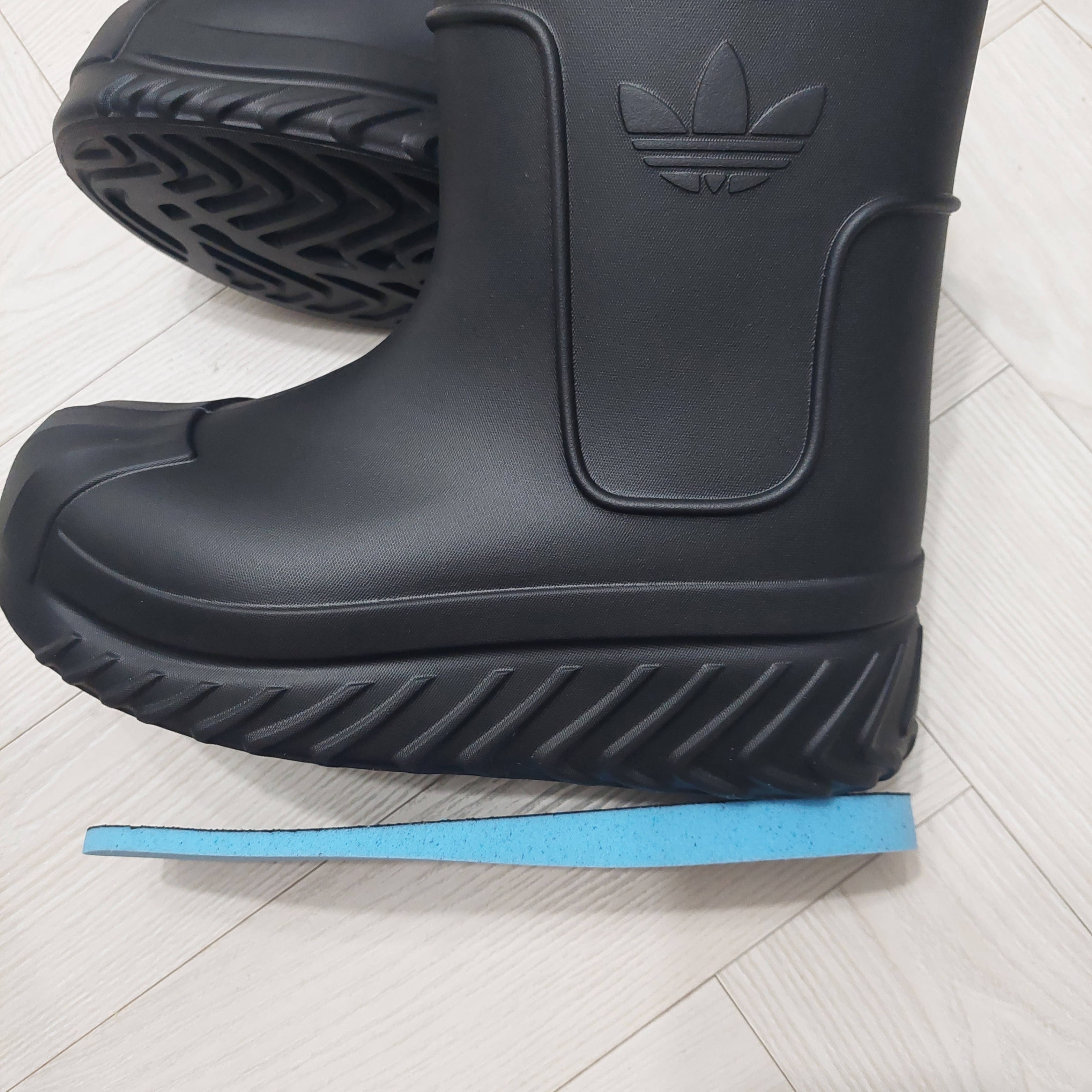 (W) Adidas Adifom Superstar Boot Black 착용 스타일 - 2