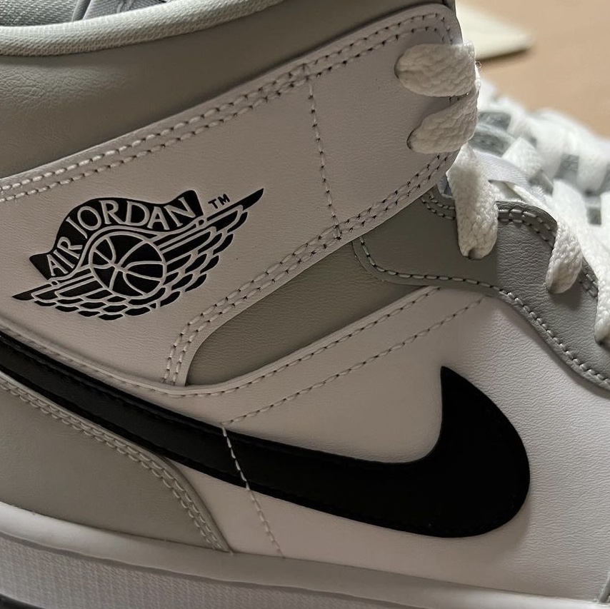 Jordan 1 Mid Light Smoke Grey Anthracite 착용 스타일 - 2