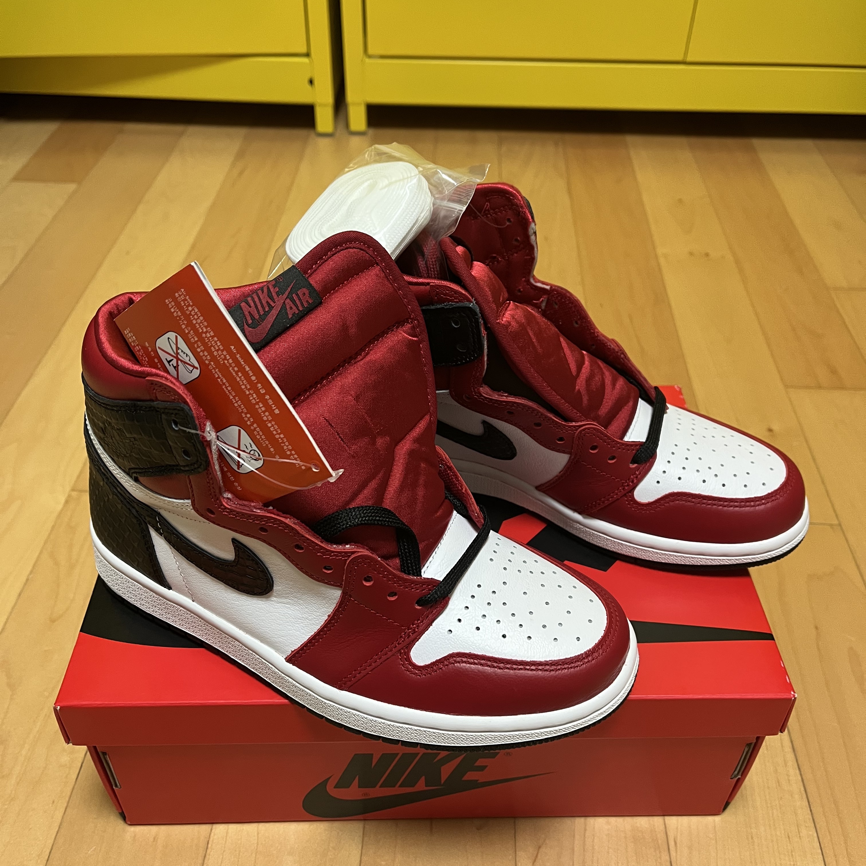 (W) Jordan 1 Retro High Satin Red 착용 스타일