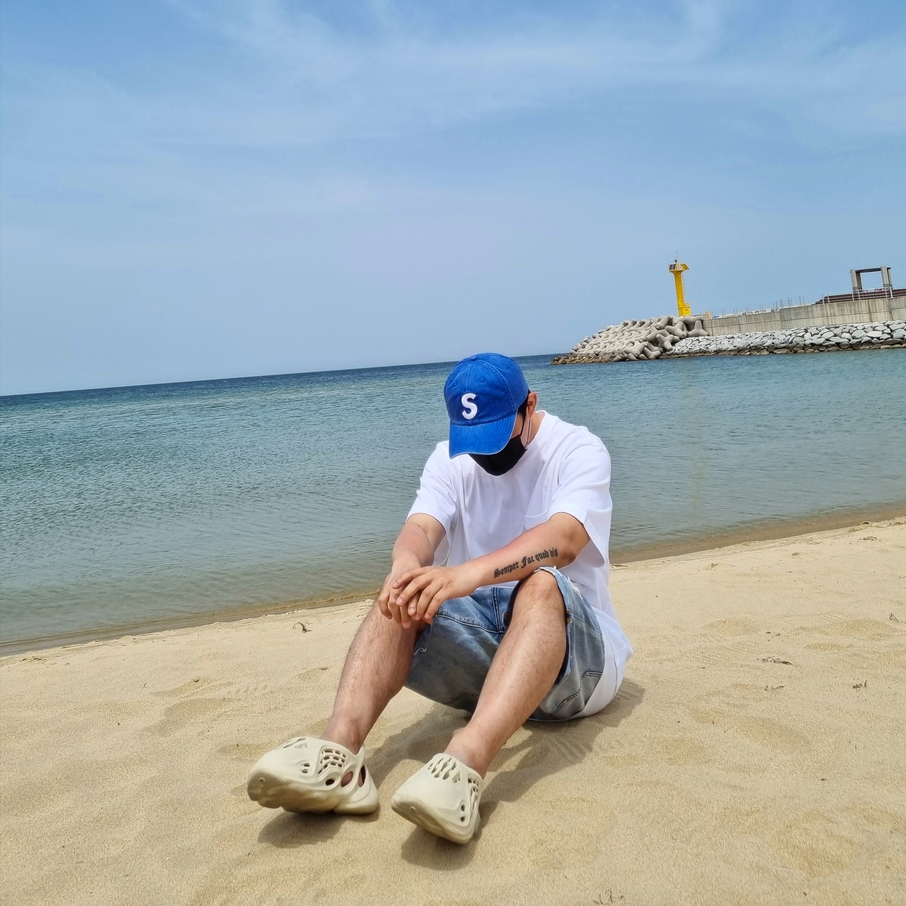 Adidas Yeezy Foam RNNR Sand, Supreme Pigment Print S Logo 6-Panel Royal - 20SS 착용 스타일