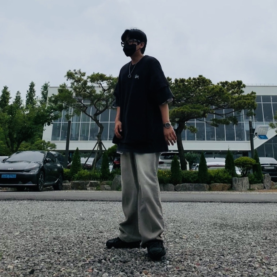 Stussy Basic Stussy T-Shirt Black 2023, Crocs Echo Clog Black 착용 스타일 - 1