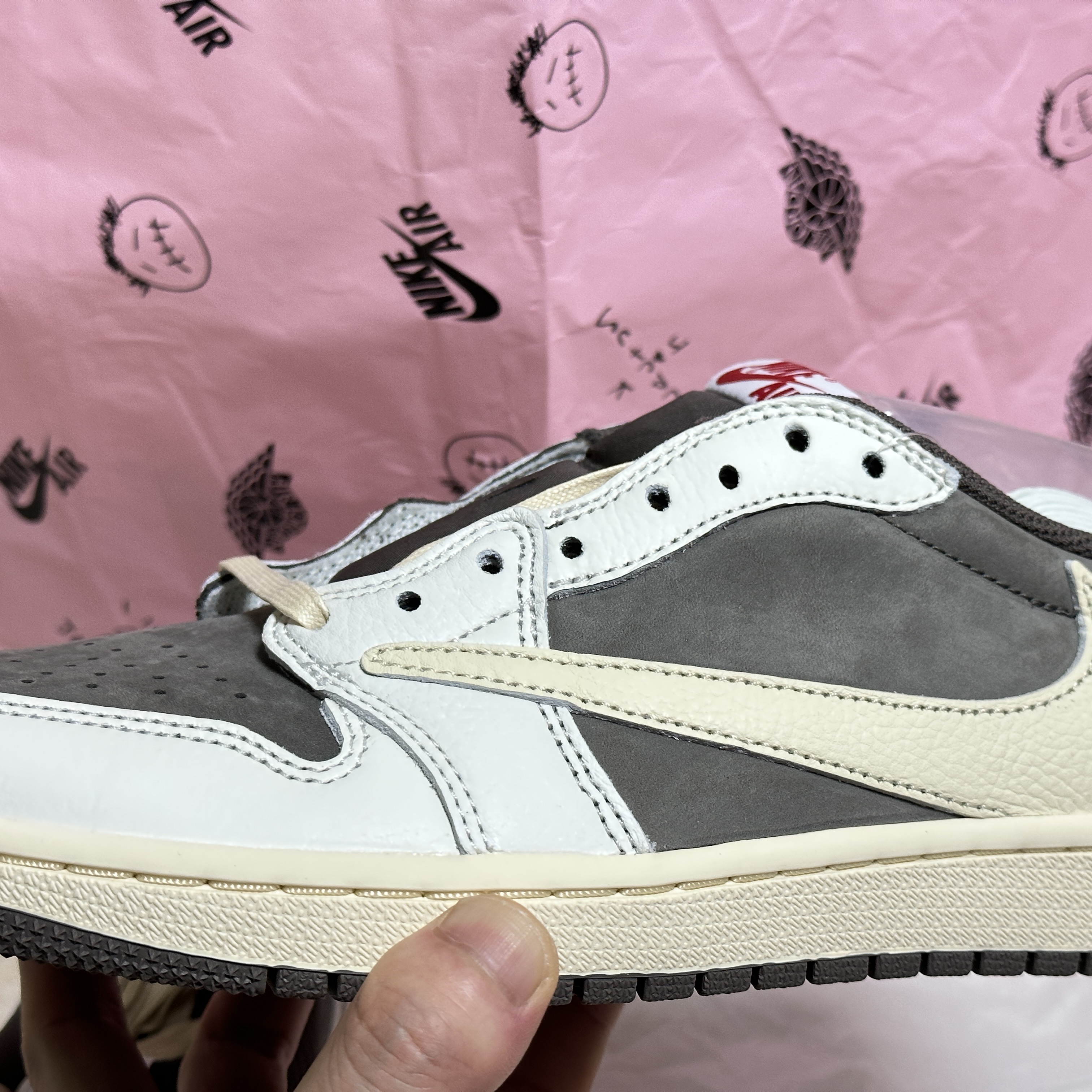 Jordan 1 x Travis Scott Retro Low OG SP Sail and Ridgerock 착용 스타일 - 1