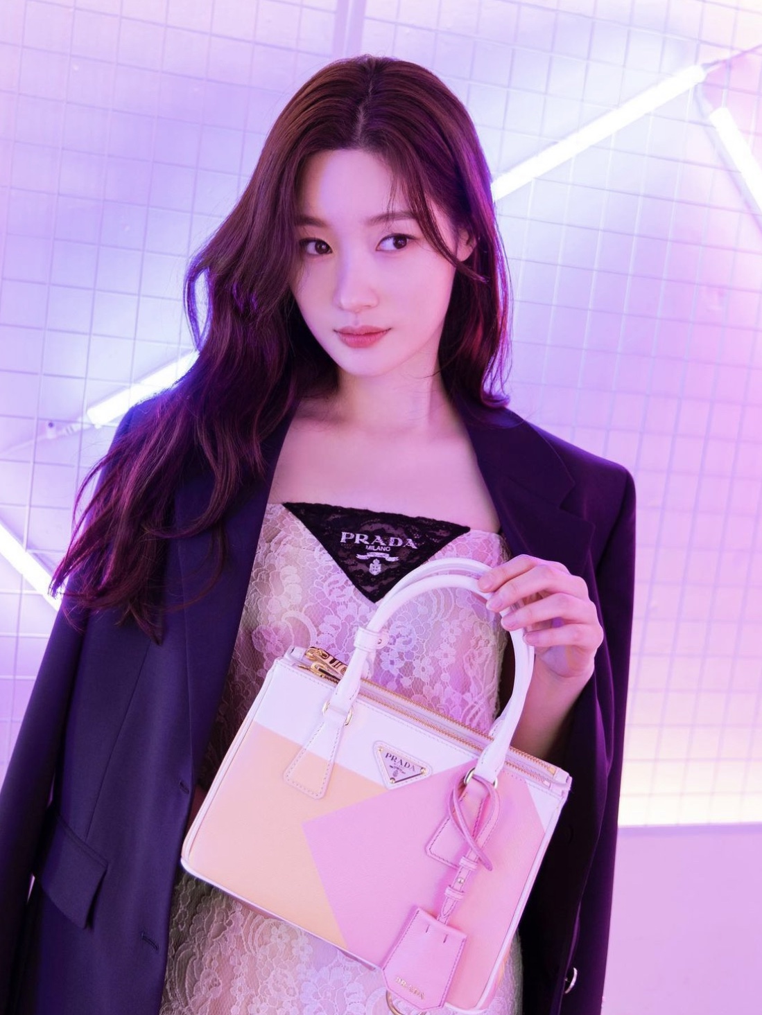Prada Medium Prada Galleria Saffiano Leather Bag White, (W) Prada Brushed Leather Slingback Pumps Black 착용 스타일 - 2
