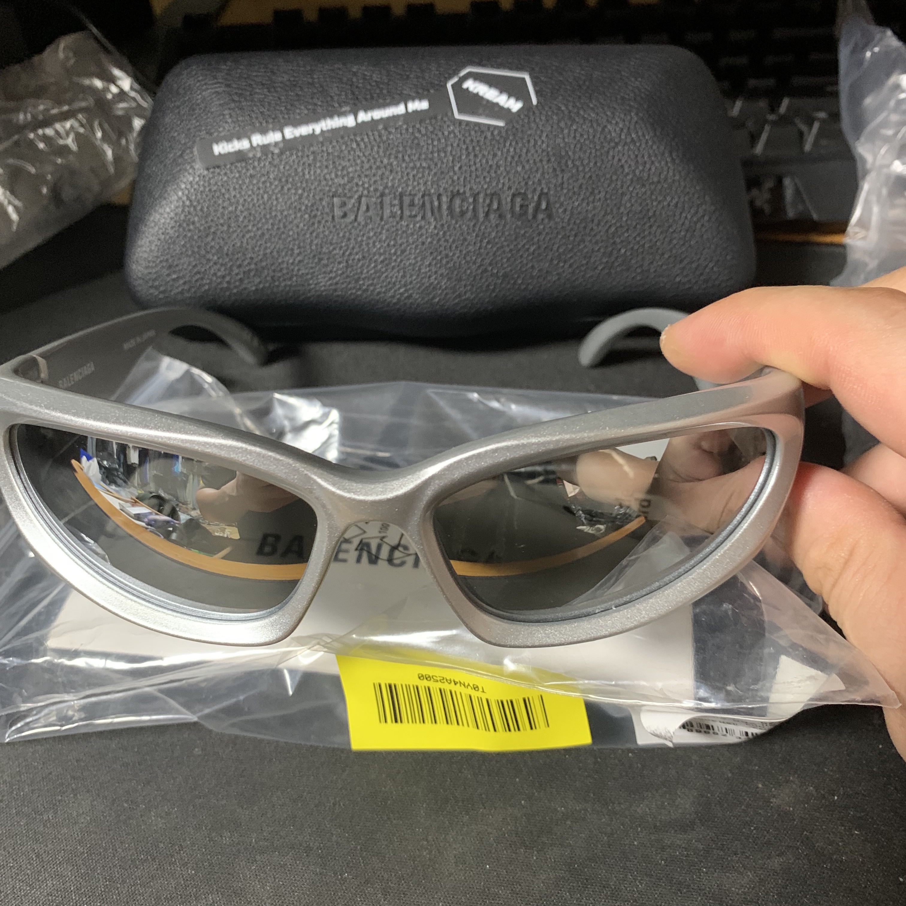 Balenciaga Swift Oval Sunglasses Silver 착용 스타일 - 3