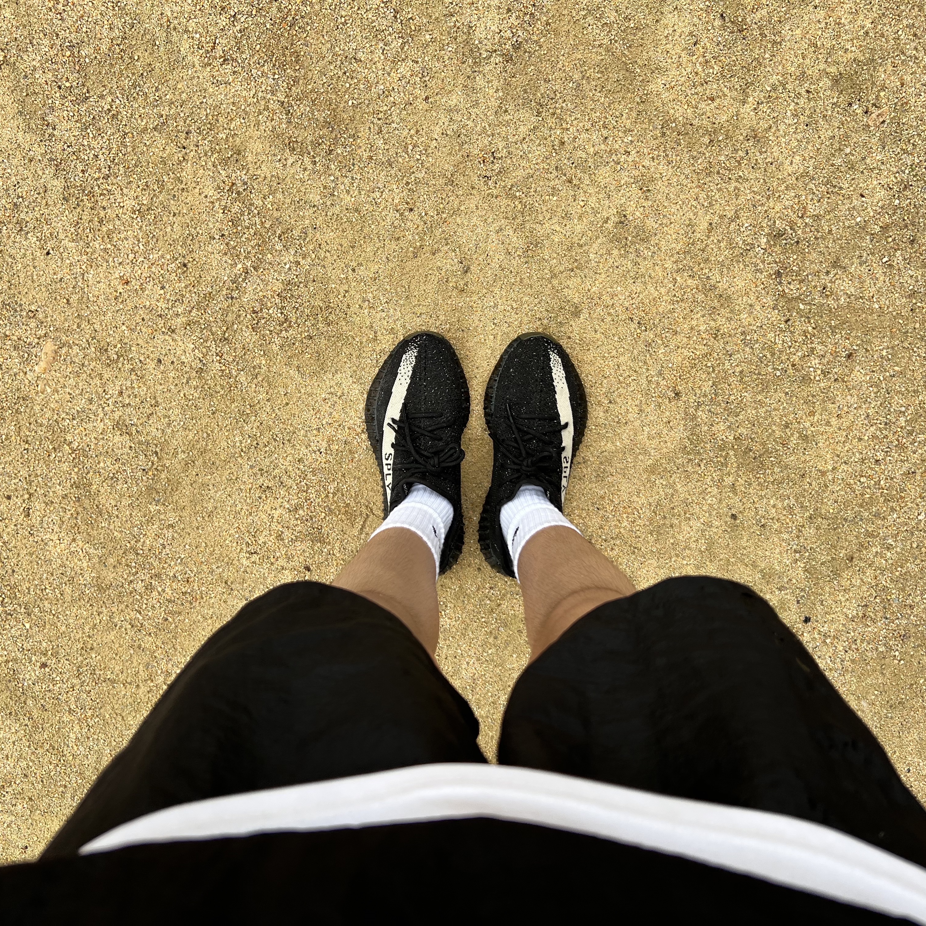 Adidas Yeezy Boost 350 V2 Core Black White 2016 착용 스타일 - 1
