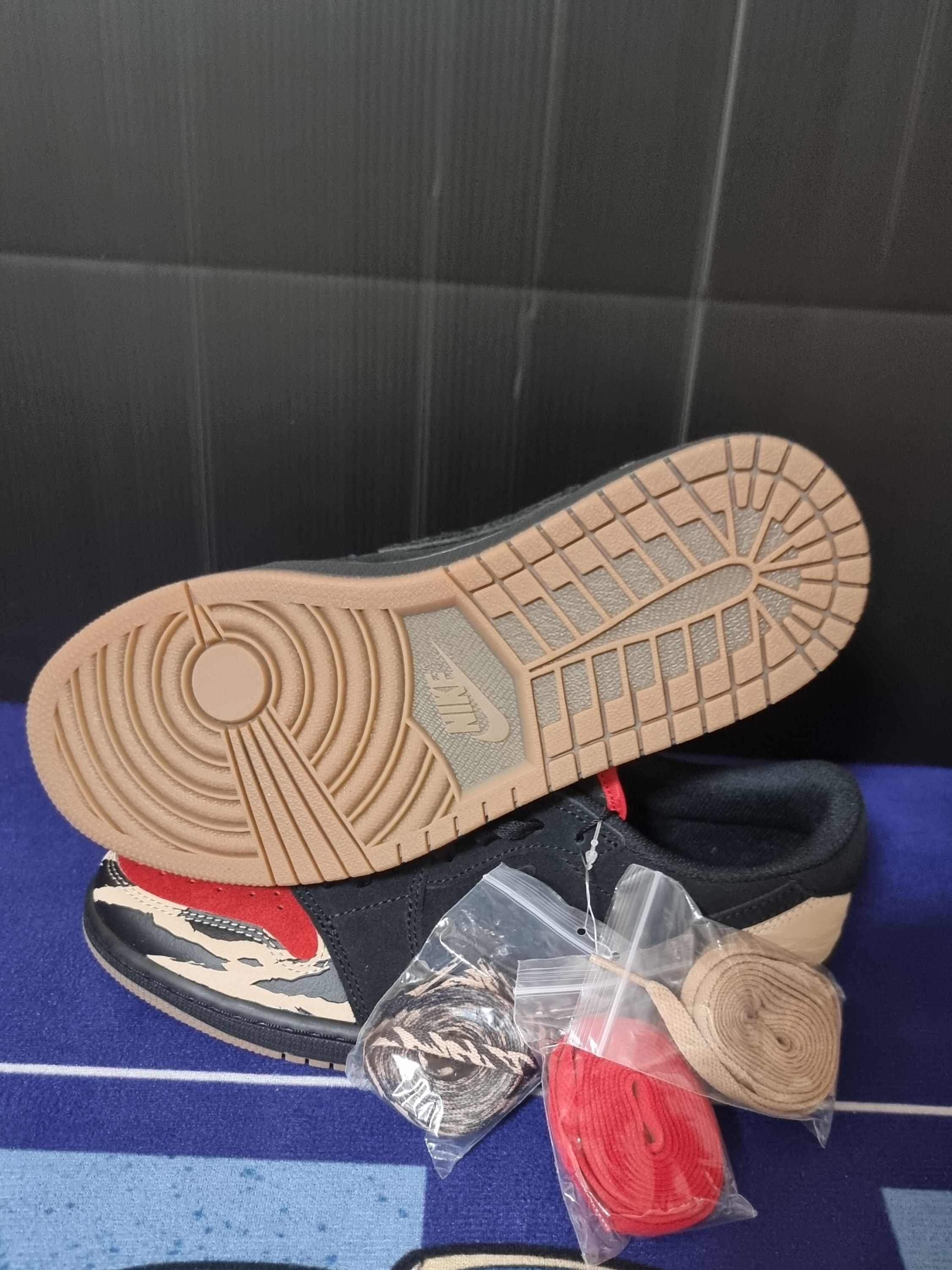 Jordan 1 x SoleFly Retro Low OG SP Black and Sport Red 착용 스타일 - 4