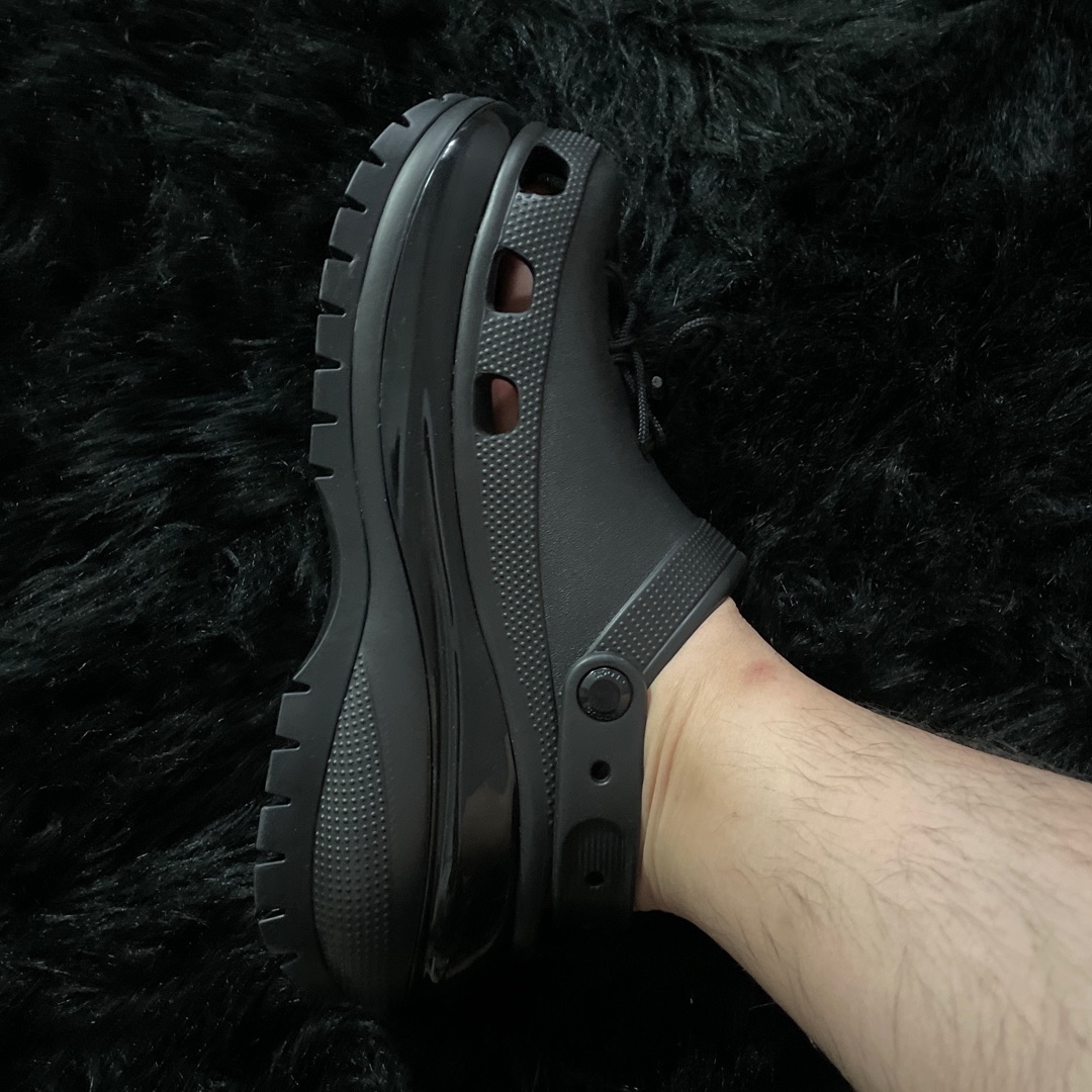 (W) Crocs Classic Mega Crush Clog Black 착용 스타일