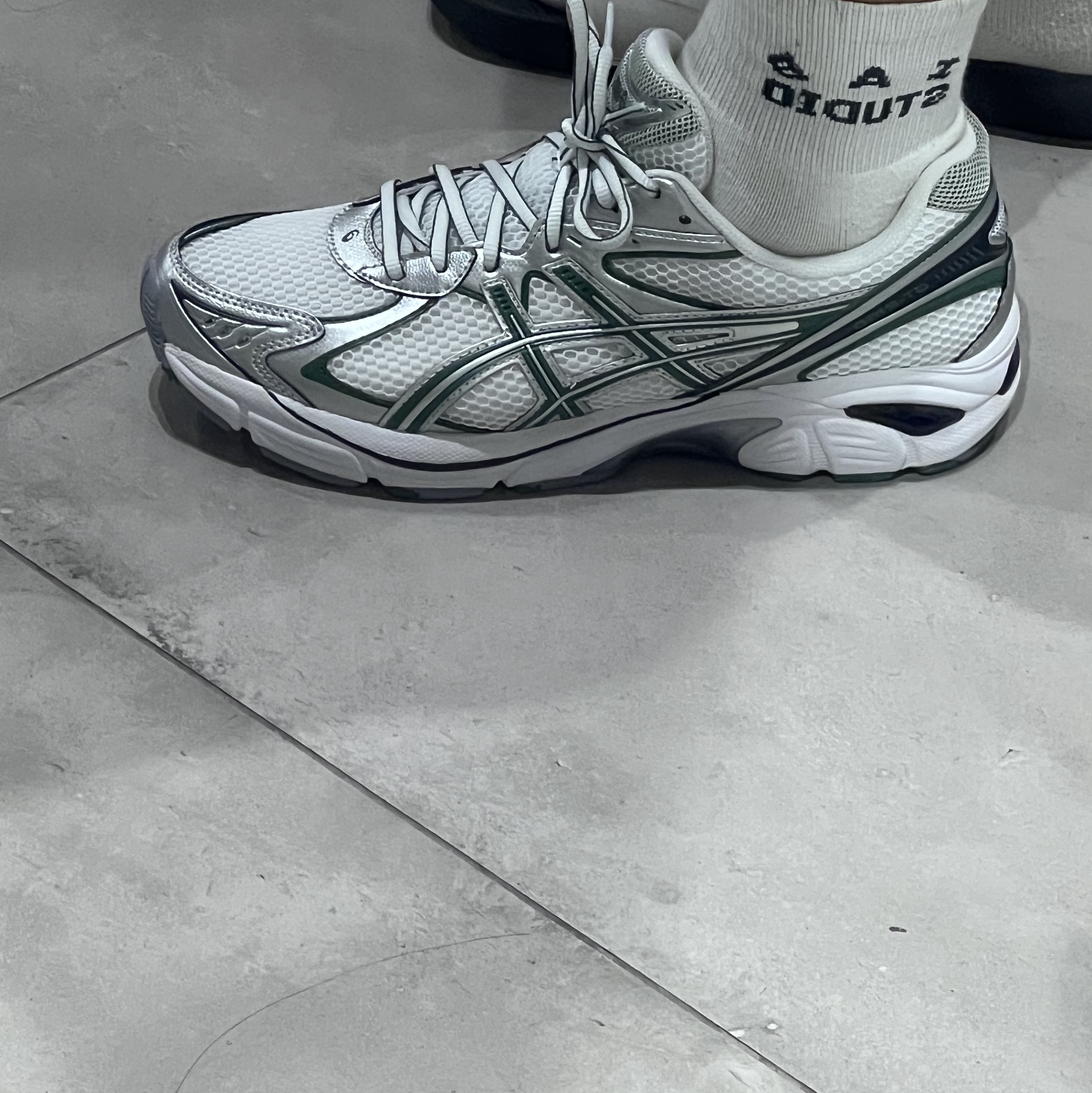 Asics GT-2160 White Shamrock Green 착용 스타일