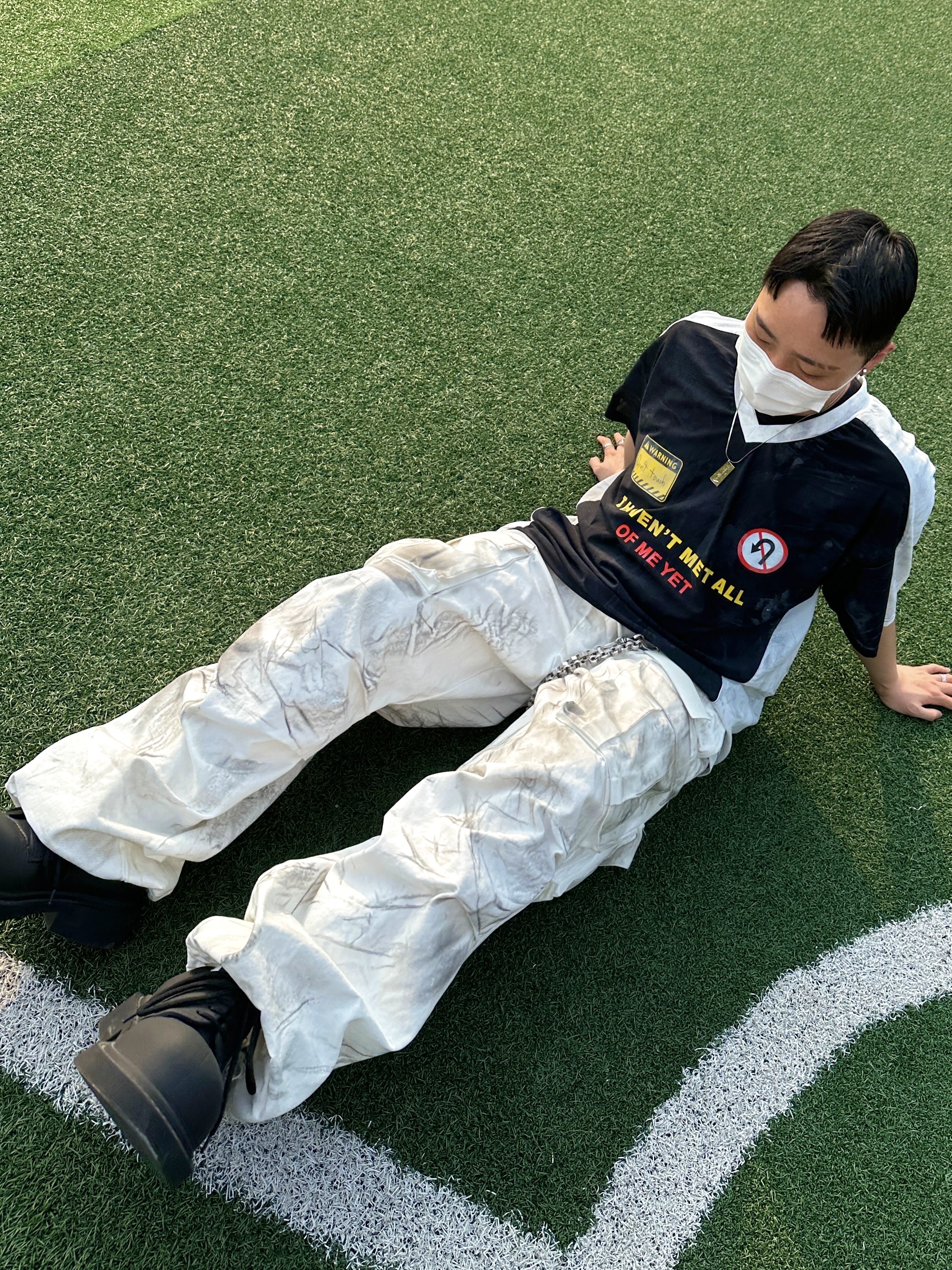 Nos Couleurs Washed Film Jersey T-Shirt Black, Nos Couleurs 01 Cargo Pants Dirty Washing 착용 스타일 - 3