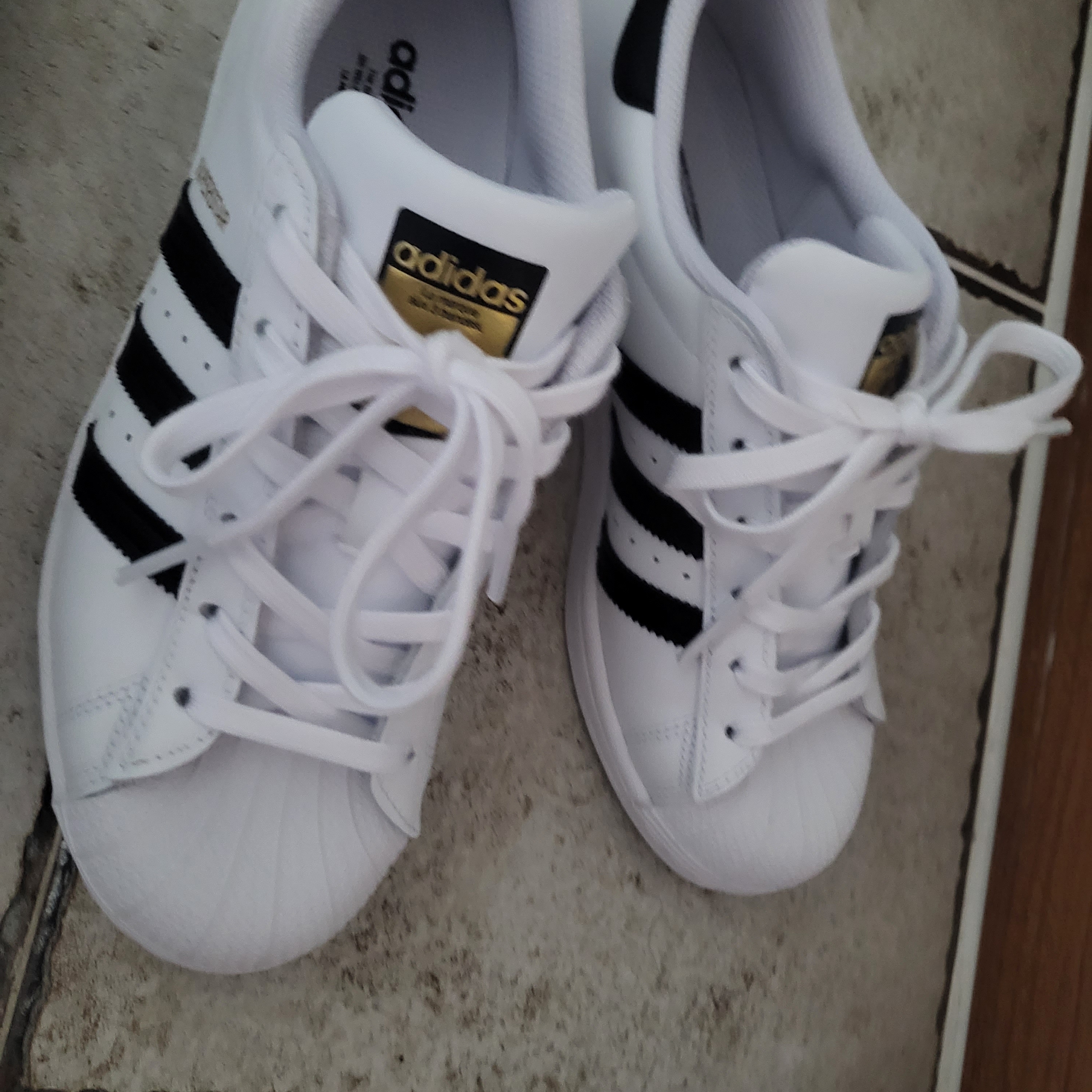 Adidas Superstar White Black 착용 스타일