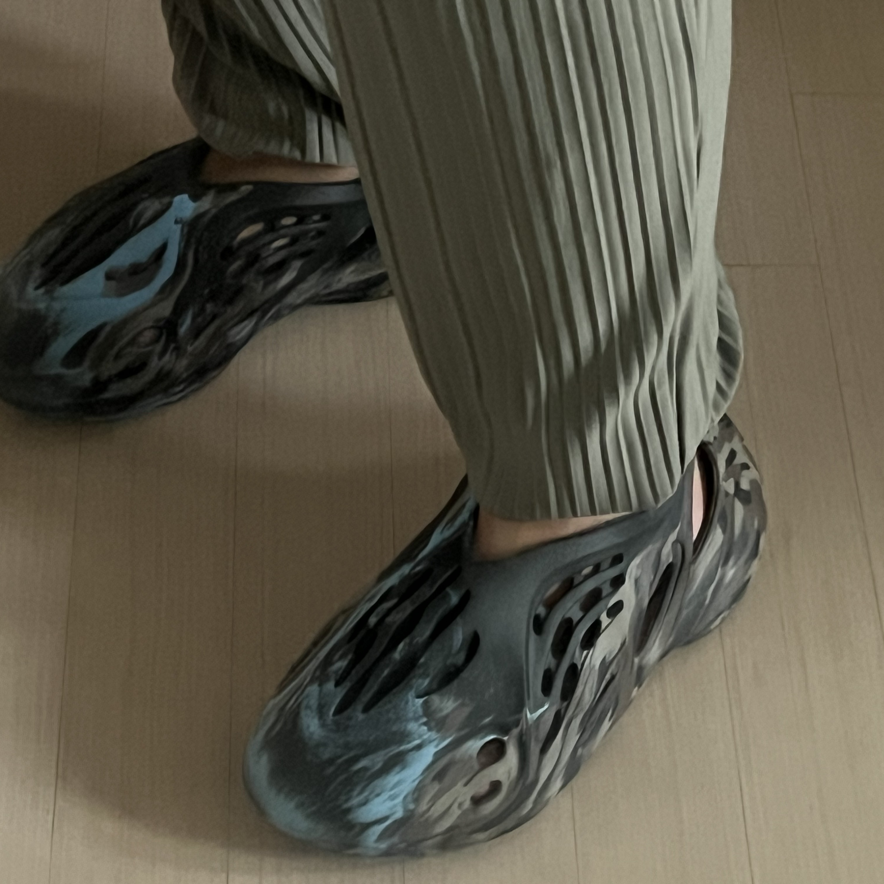 Adidas Yeezy Foam RNNR MX Cinder 착용 스타일