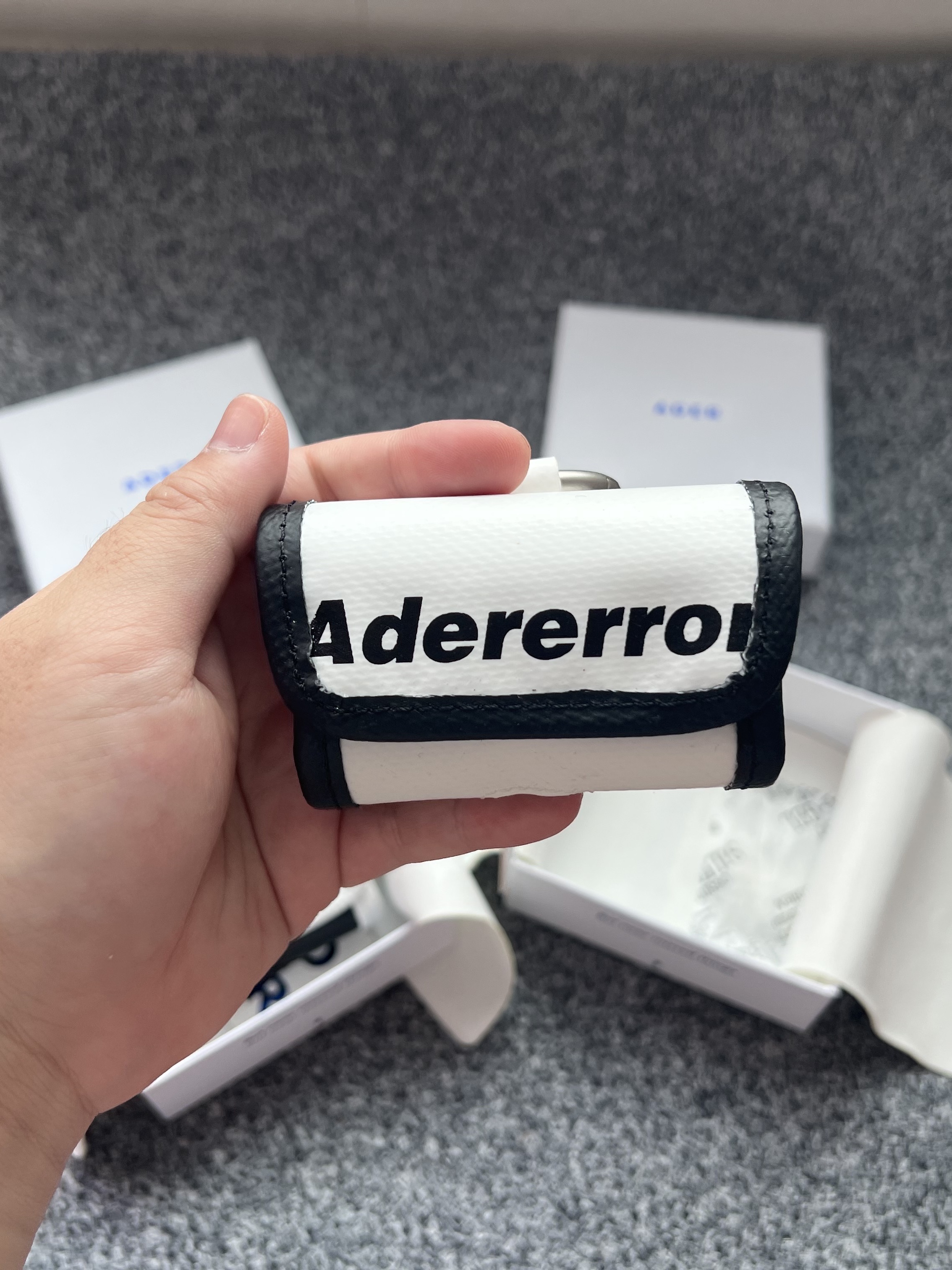Ader Error Trace Typhoon AirPods Case White 착용 스타일 - 1