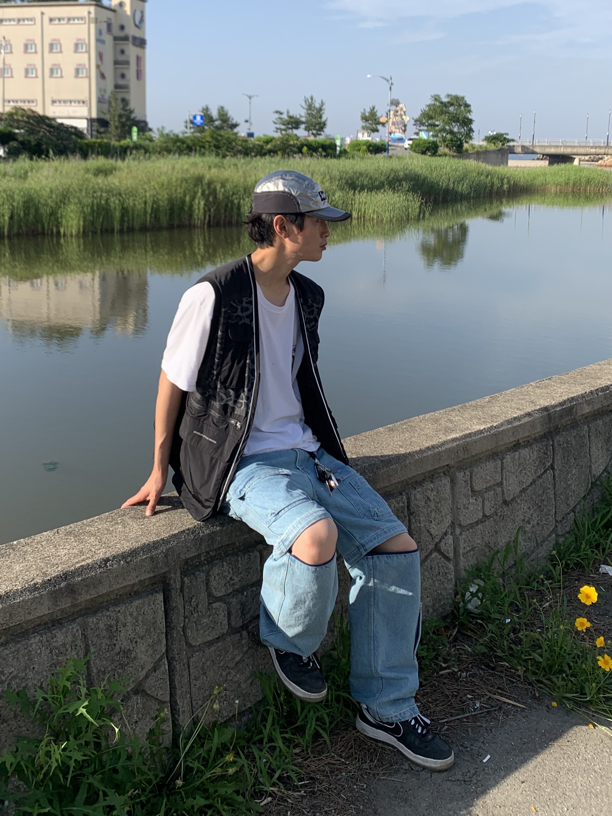 Stussy 8 Ball T-Shirt White - 22SS, Supreme Zip-Off Utility Pants Denim - 21FW 착용 스타일 - 2