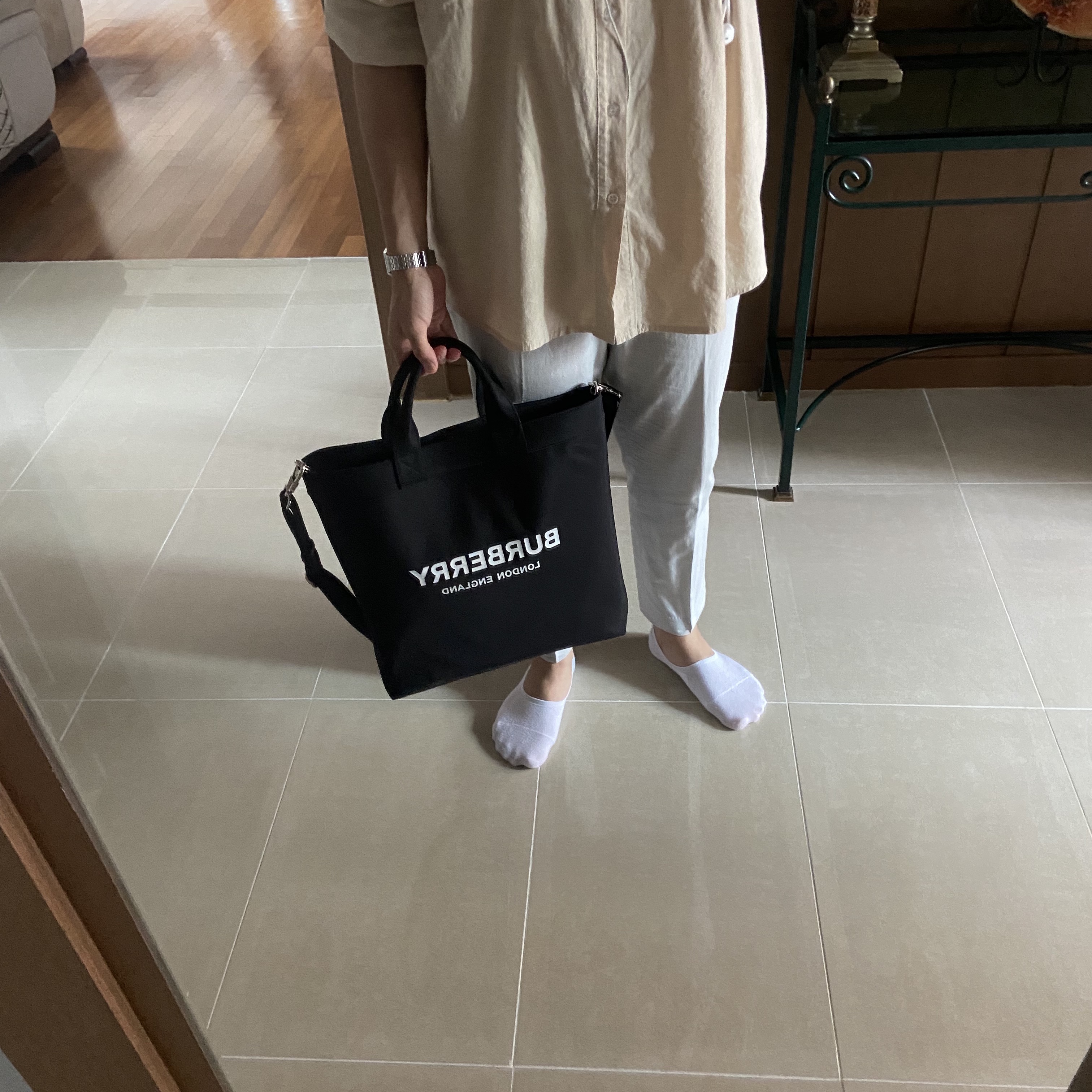 Burberry Logo Print Nylon Tote Black 착용 스타일