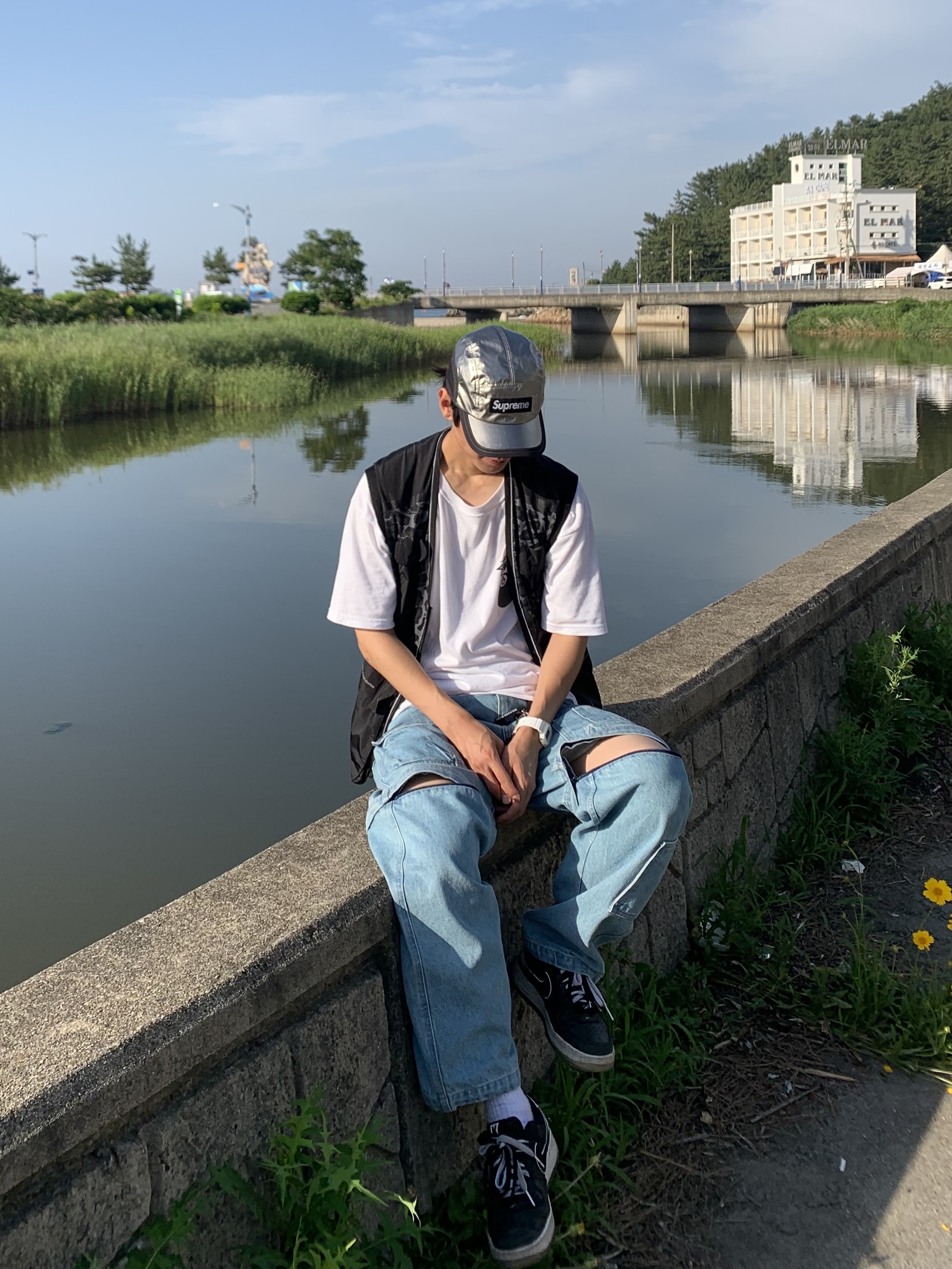 Stussy 8 Ball T-Shirt White - 22SS, Supreme Zip-Off Utility Pants Denim - 21FW 착용 스타일 - 3
