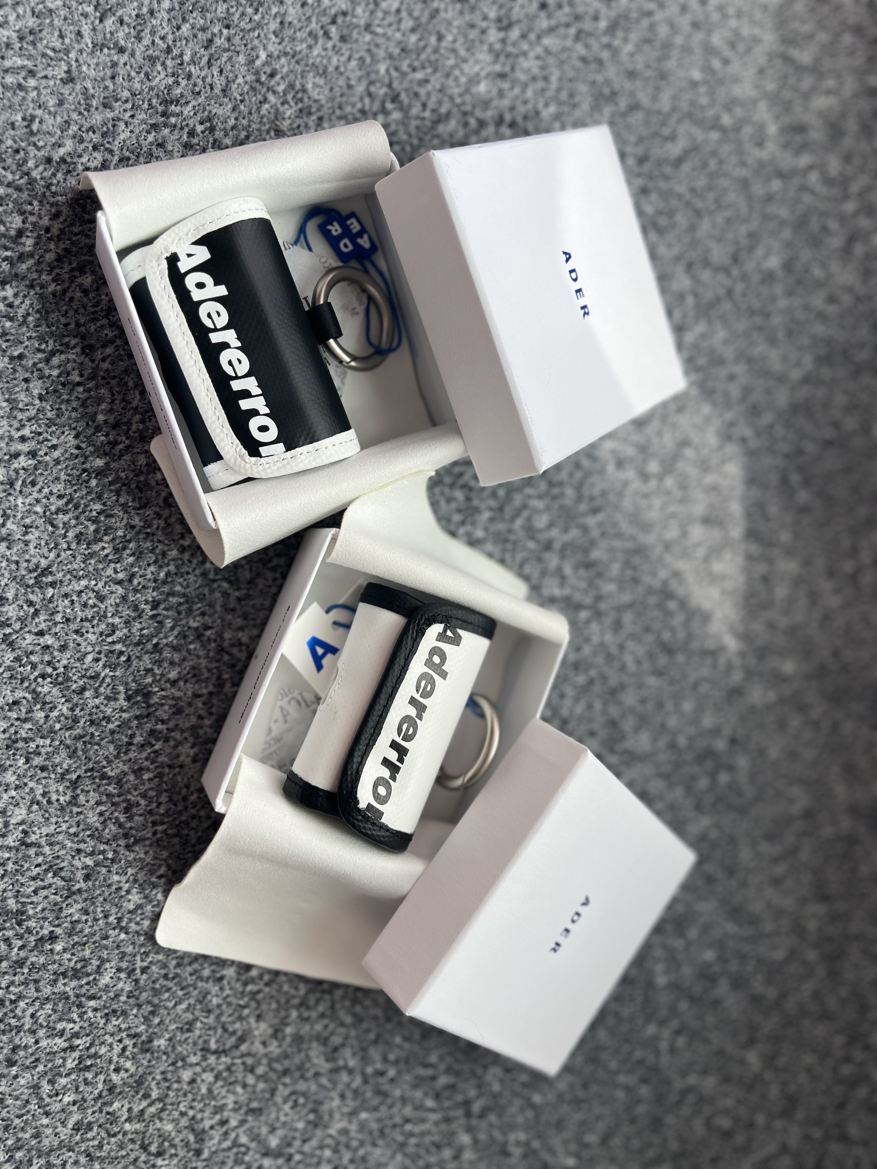 Ader Error Trace Typhoon AirPods Case White 착용 스타일 - 2
