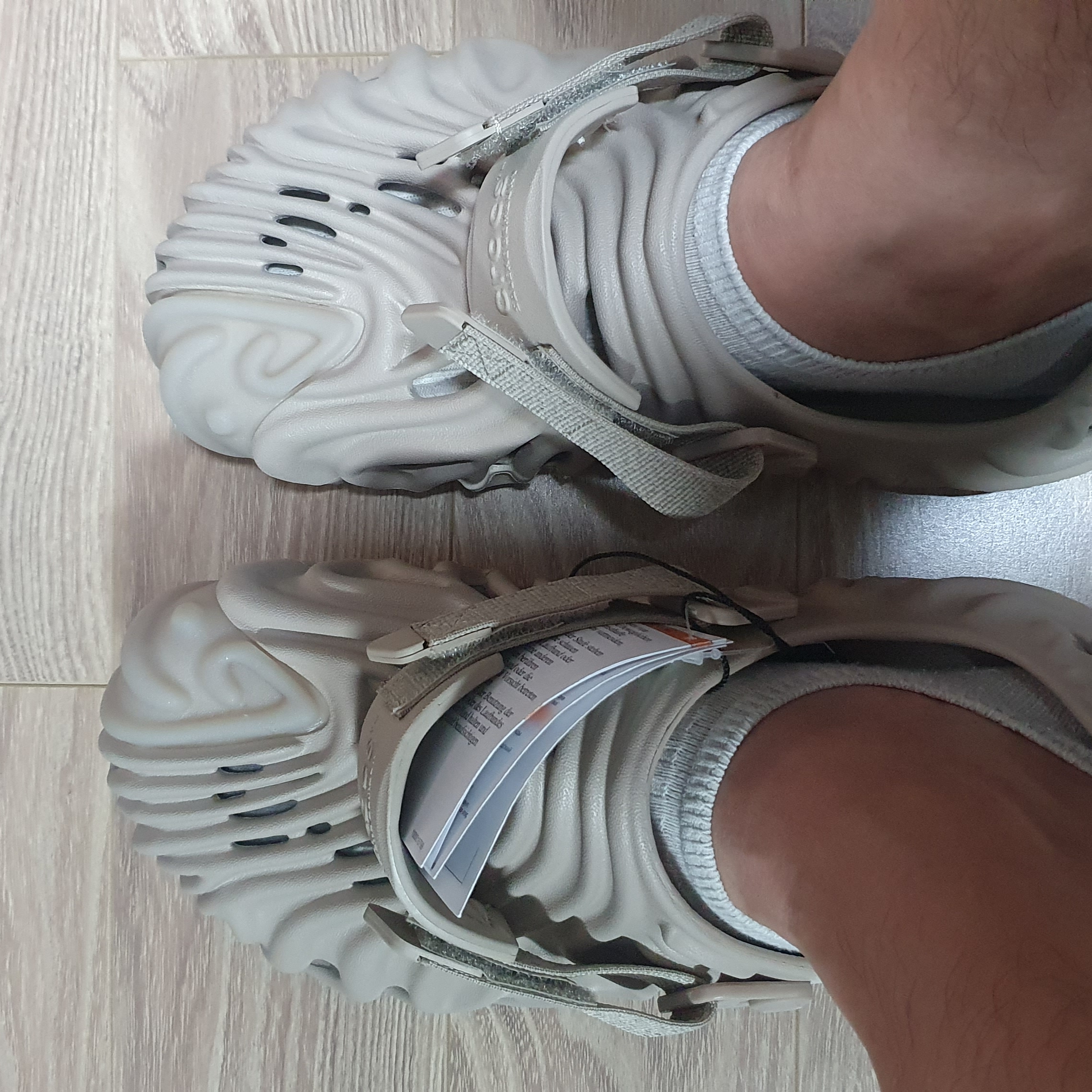 Crocs x Salehe Bembury Pollex Clog Horchata 착용 스타일 - 1