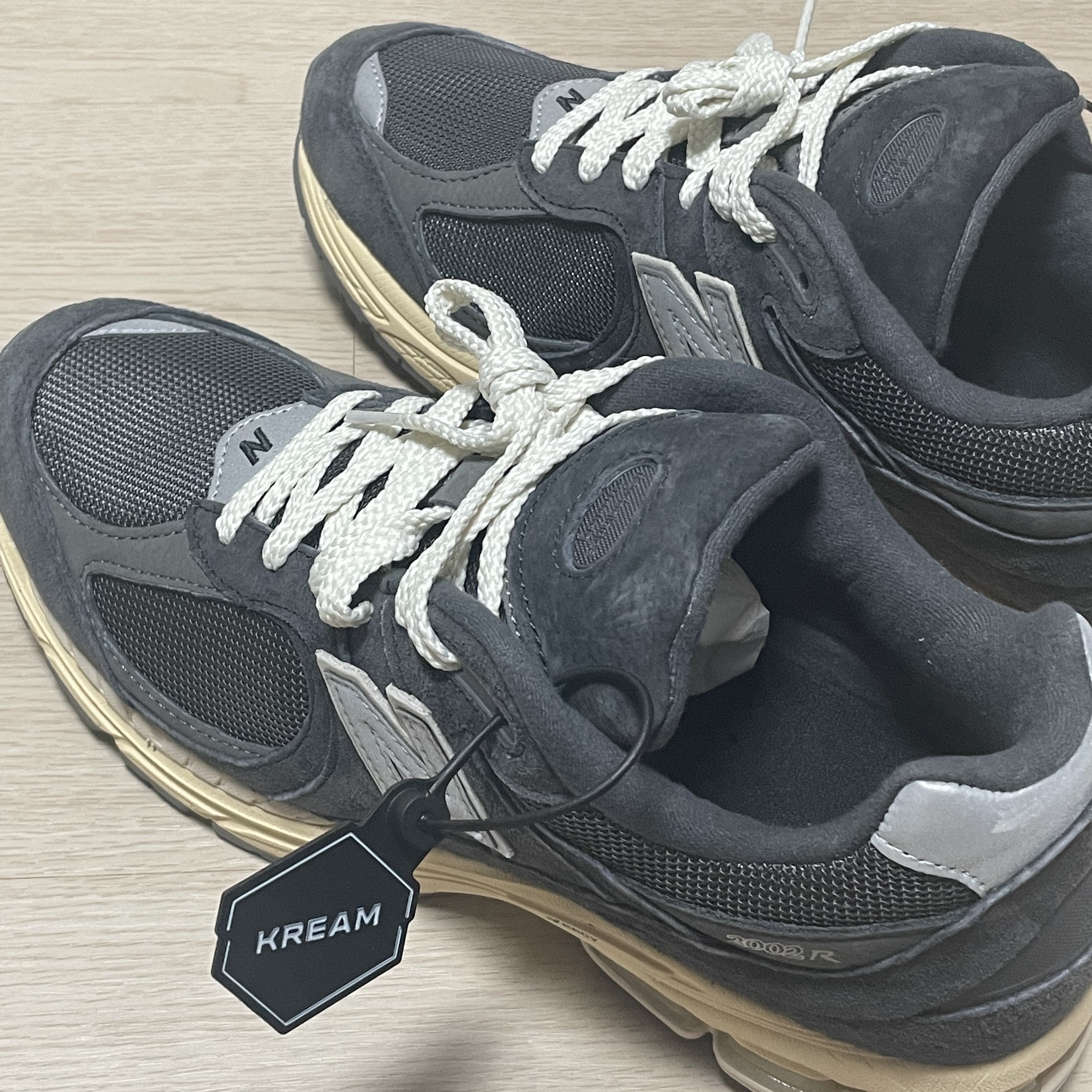 New Balance 2002R Special Vintage Black Grey 착용 스타일