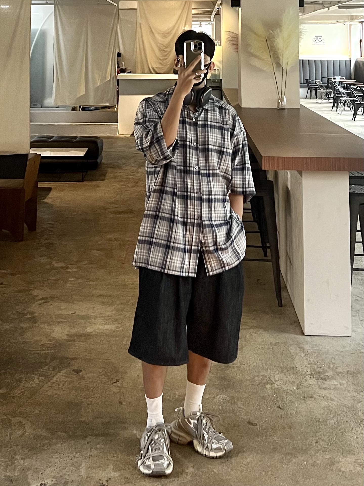 Balenciaga 3XL Sneakers Light Beige, Apple AirPods Max Lightning Space Gray (Korean Ver.) 착용 스타일
