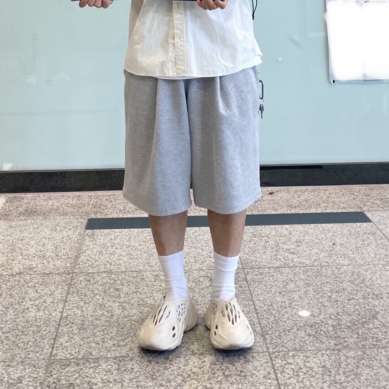 Adidas Yeezy Foam RNNR Sand 착용 스타일