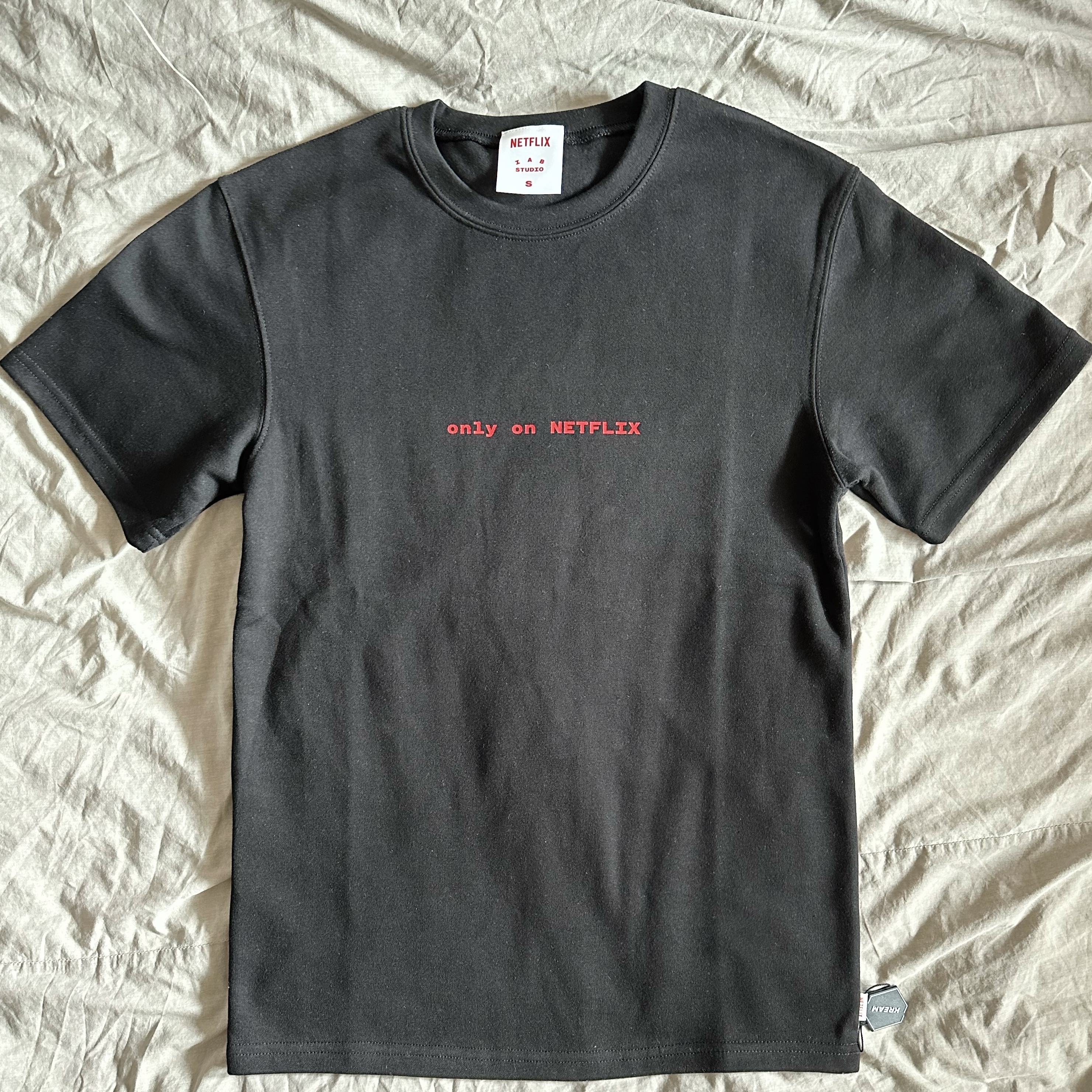 IAB Studio x Netflix SS T-Shirt Black 착용 스타일 - 1