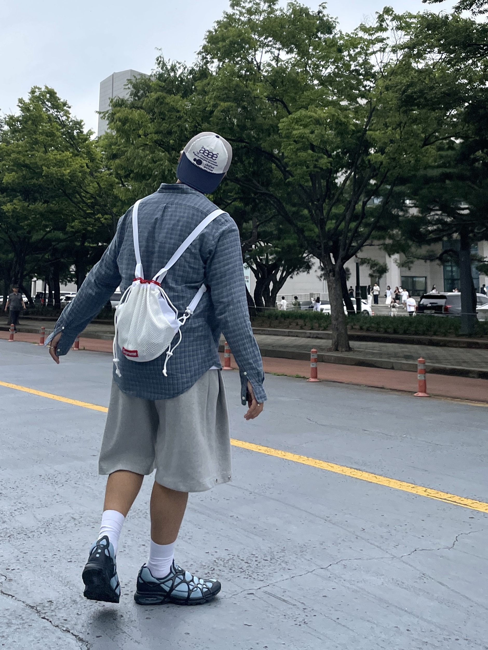 Supreme Mesh Small Backpack White - 23SS, Nike Air Kukini Worn Blue Obsidian 착용 스타일 - 1
