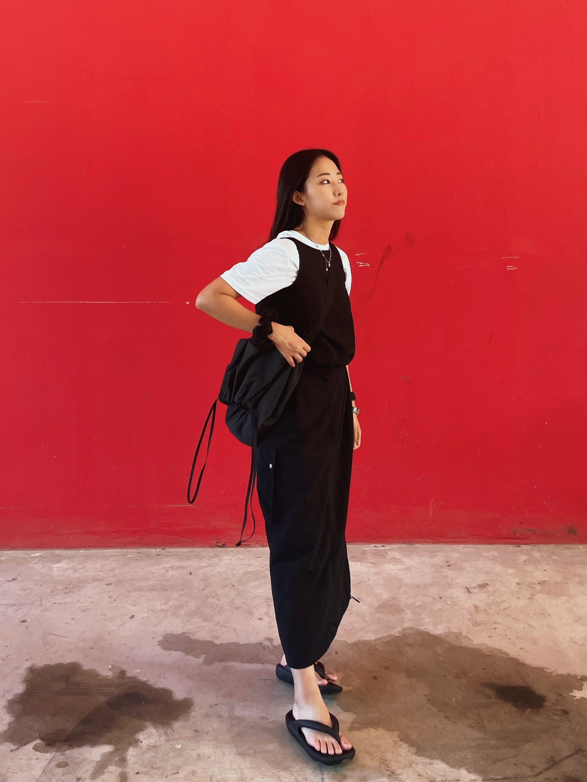 Taw&Toe Flip Flop Zerovity Bio Black, Uniqlo U Drawstring Shoulder Bag Black 착용 스타일 - 2