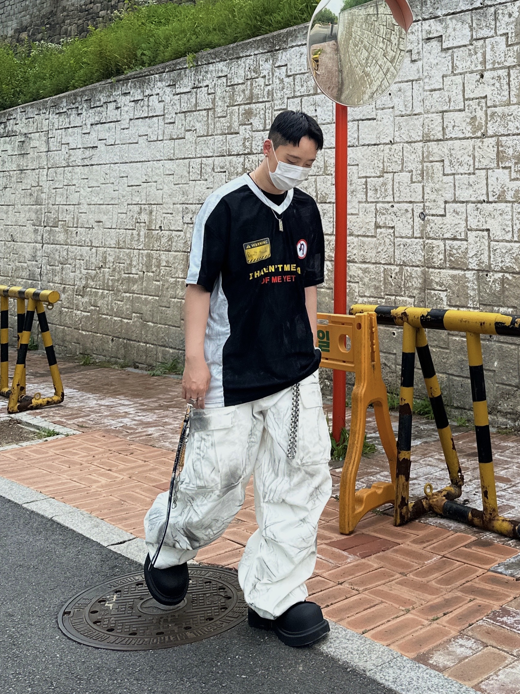 Nos Couleurs Washed Film Jersey T-Shirt Black, Nos Couleurs 01 Cargo Pants Dirty Washing 착용 스타일 - 2