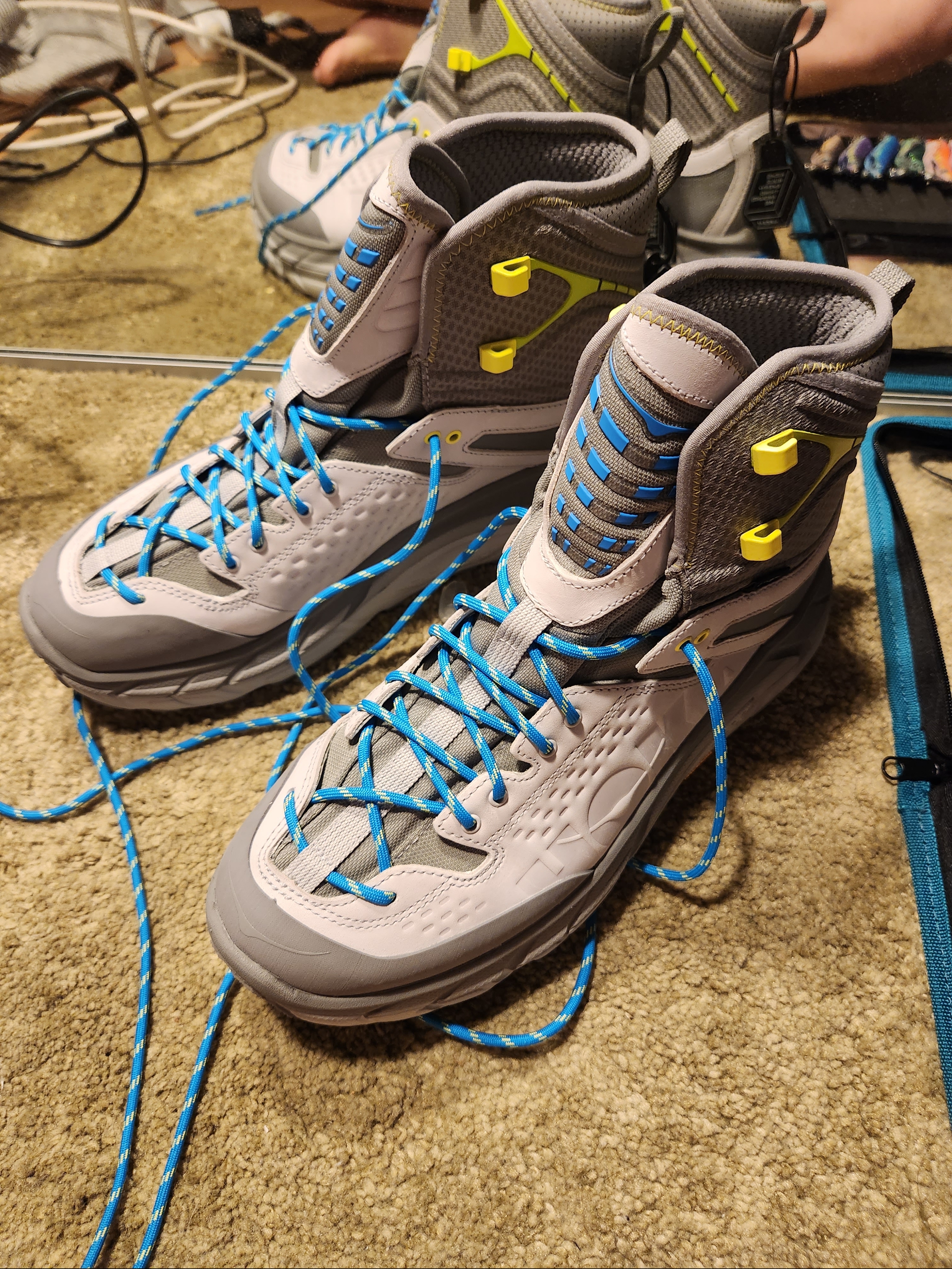 Hoka Tor Ultra High Lunar Rock Diva Blue 착용 스타일