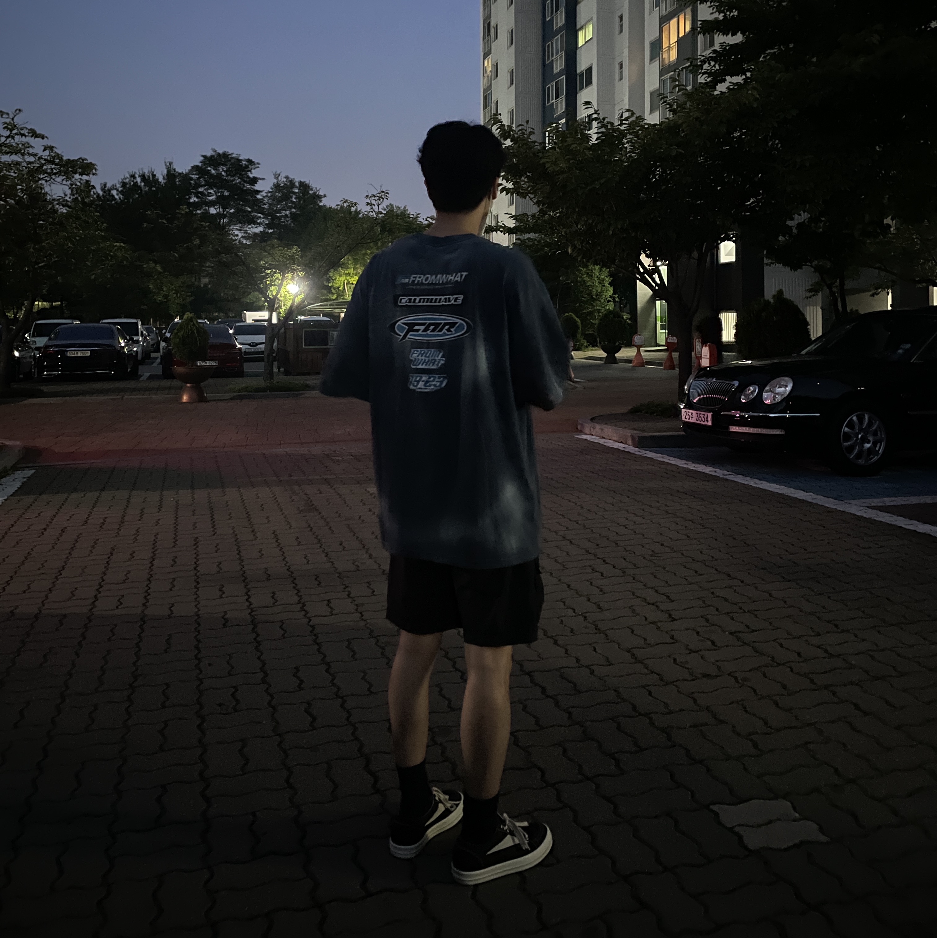 Farfromwhat Far Washed Logo T-Shirt Navy, Rick Owens Drkshdw Suede Vintage Sneakers Dark Dust Pearl Milk White 착용 스타일 - 4