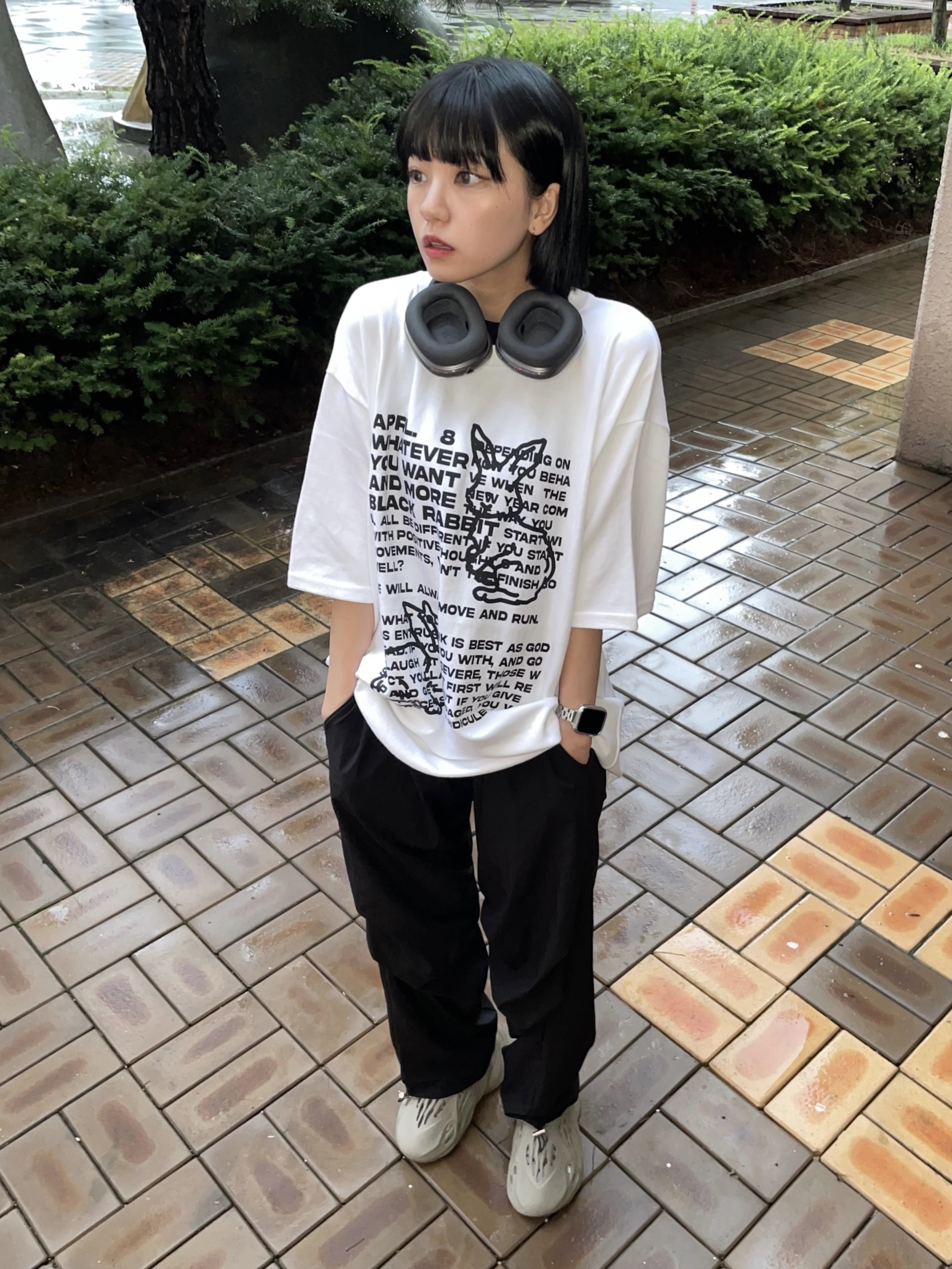 Adidas Yeezy Foam RNNR Stone Sage, Apple AirPods Max Lightning Space Gray (Korean Ver.) 착용 스타일 - 3