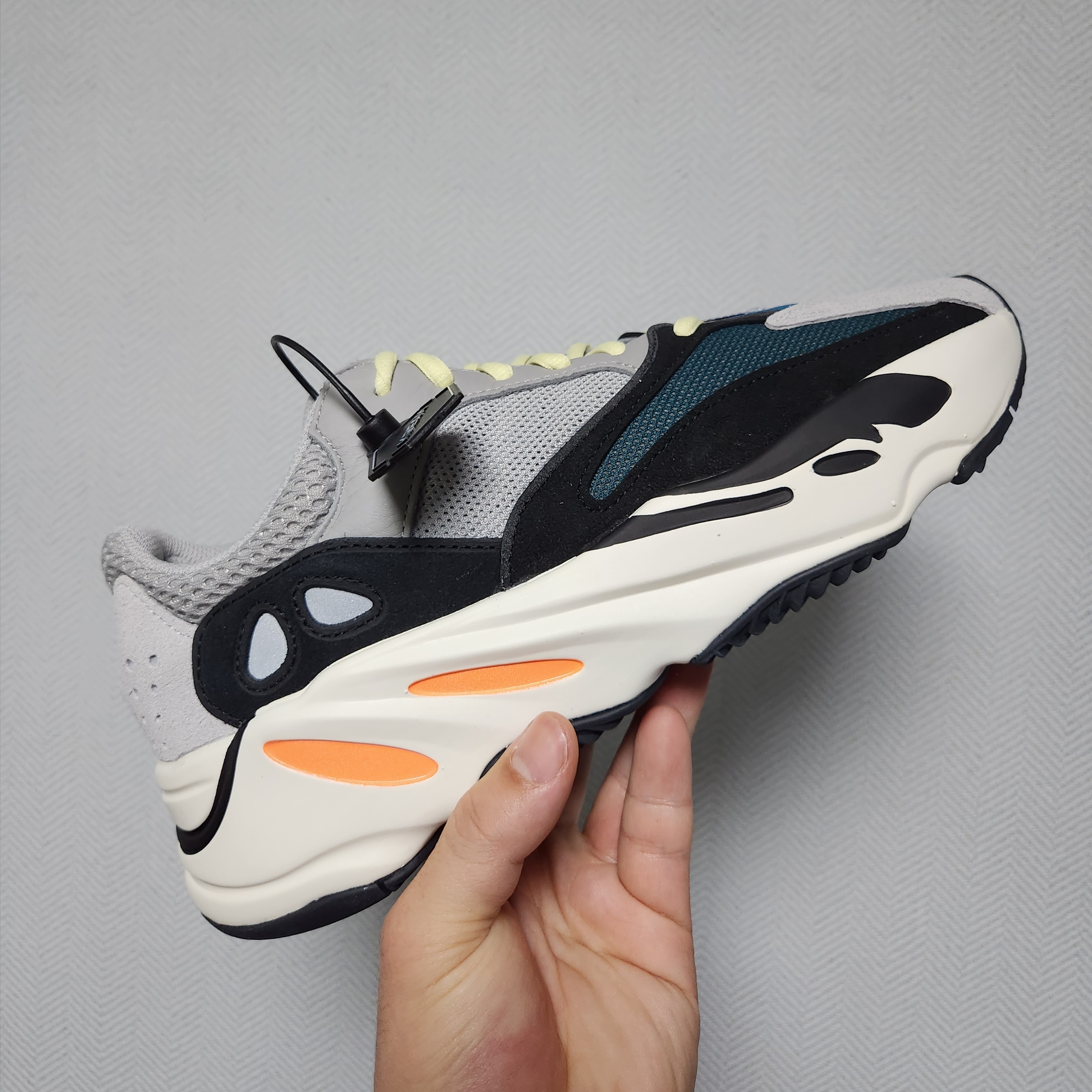 Adidas Yeezy Boost 700 Wave Runner Solid Grey 2021/2022 착용 스타일 - 2