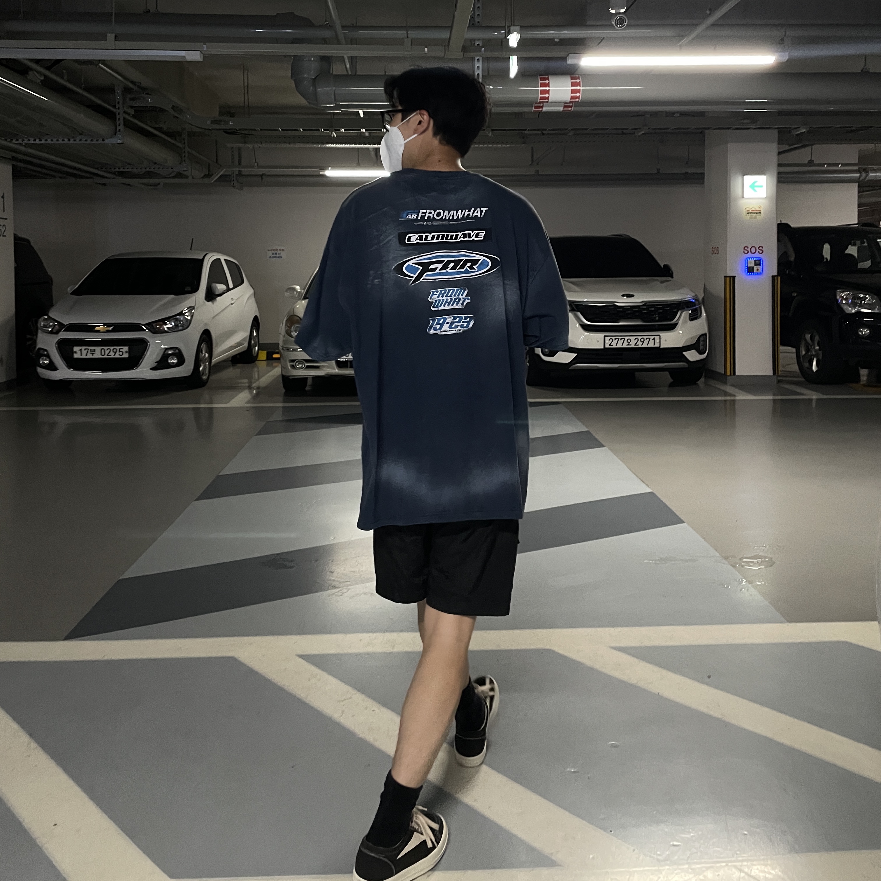 Farfromwhat Far Washed Logo T-Shirt Navy, Rick Owens Drkshdw Suede Vintage Sneakers Dark Dust Pearl Milk White 착용 스타일 - 3