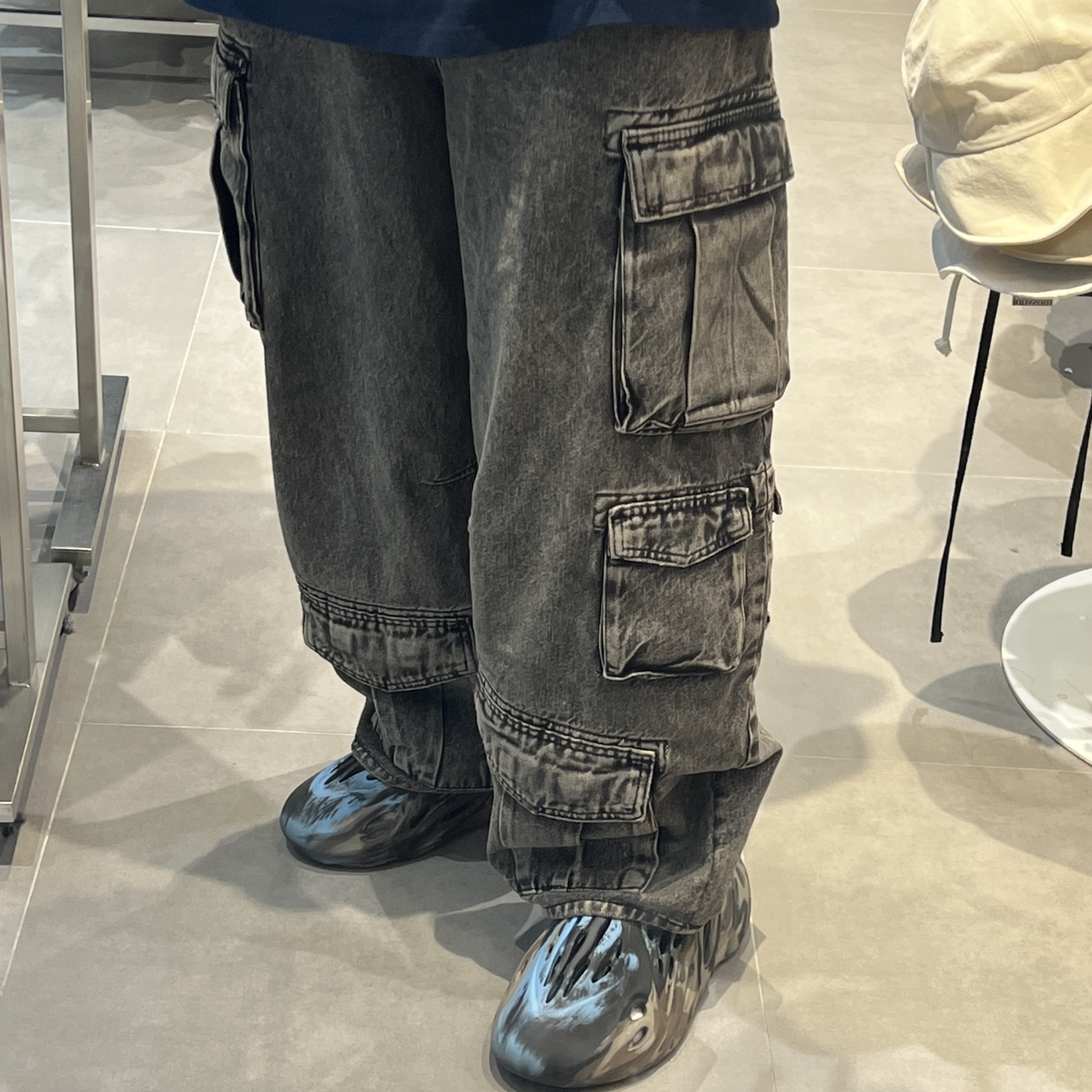 Zara Utility Cargo Jeans Black, Adidas Yeezy Foam RNNR MX Cinder 착용 스타일 - 2