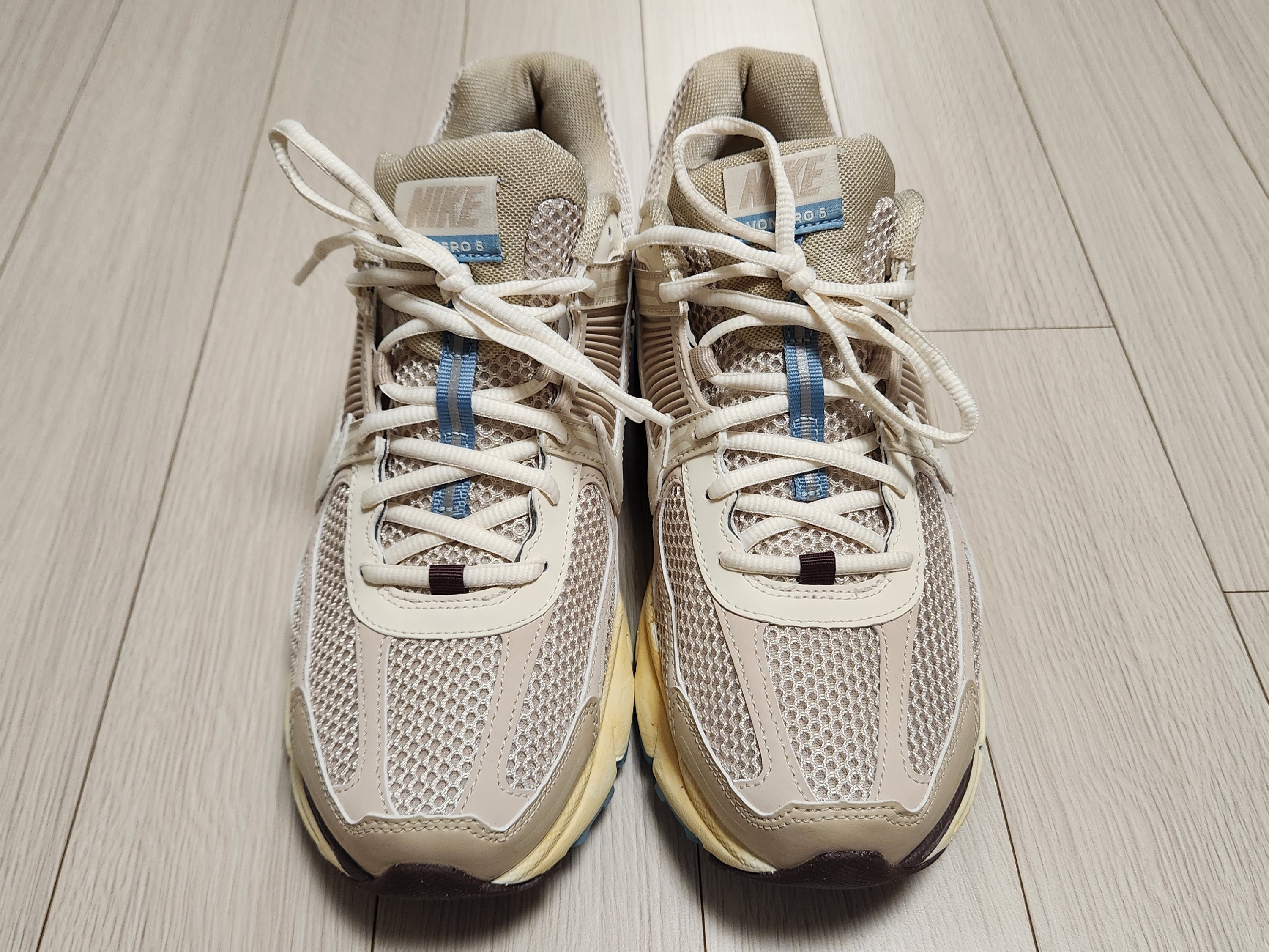 (W) Nike Zoom Vomero 5 Oatmeal 착용 스타일 - 1