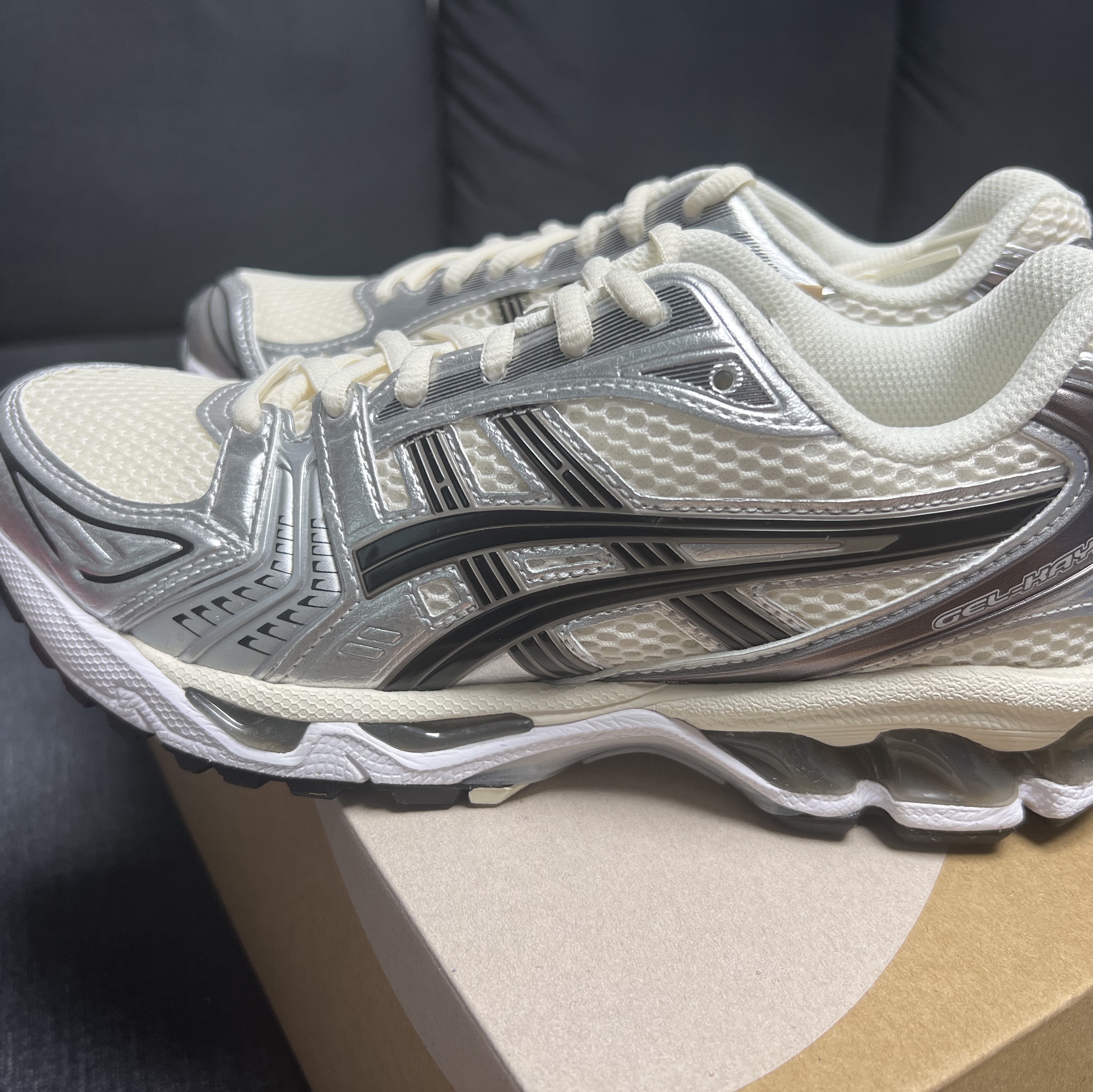 Asics Gel-Kayano 14 Cream Black 착용 스타일 - 2