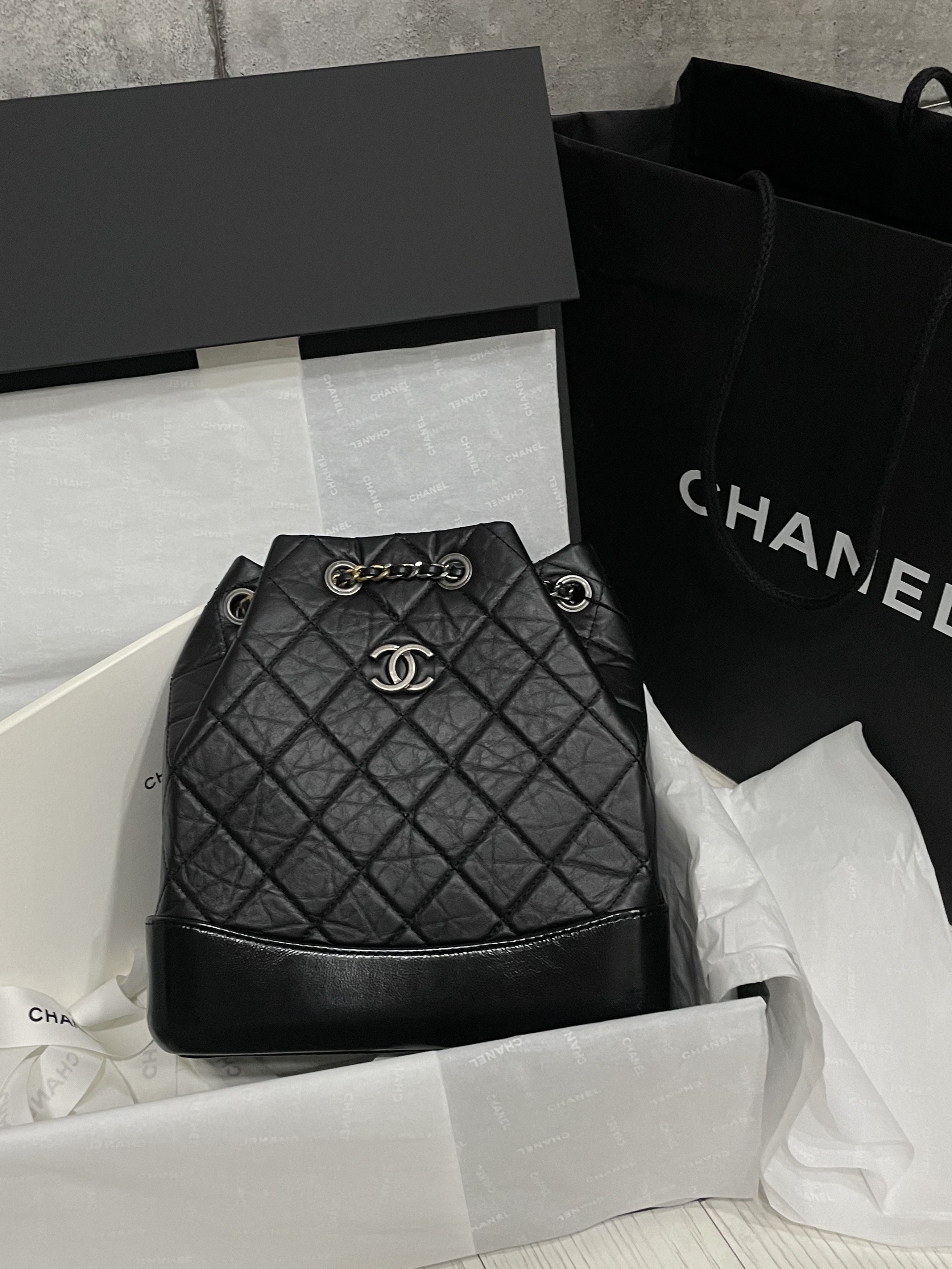 Chanel Small Gabrielle Backpack Aged Calfskin & Gold Silver Black 착용 스타일 - 2