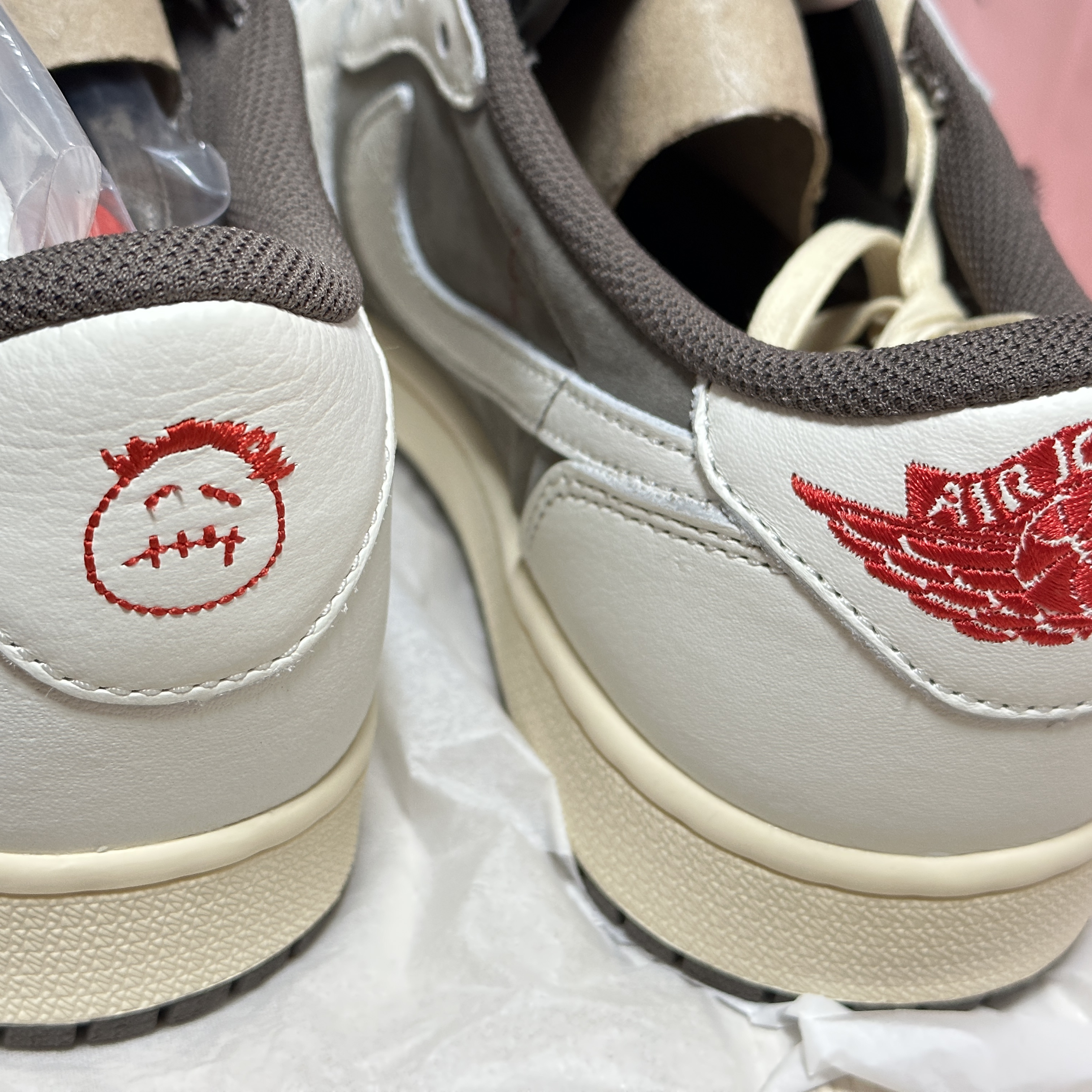 Jordan 1 x Travis Scott Retro Low OG SP Sail and Ridgerock 착용 스타일 - 4