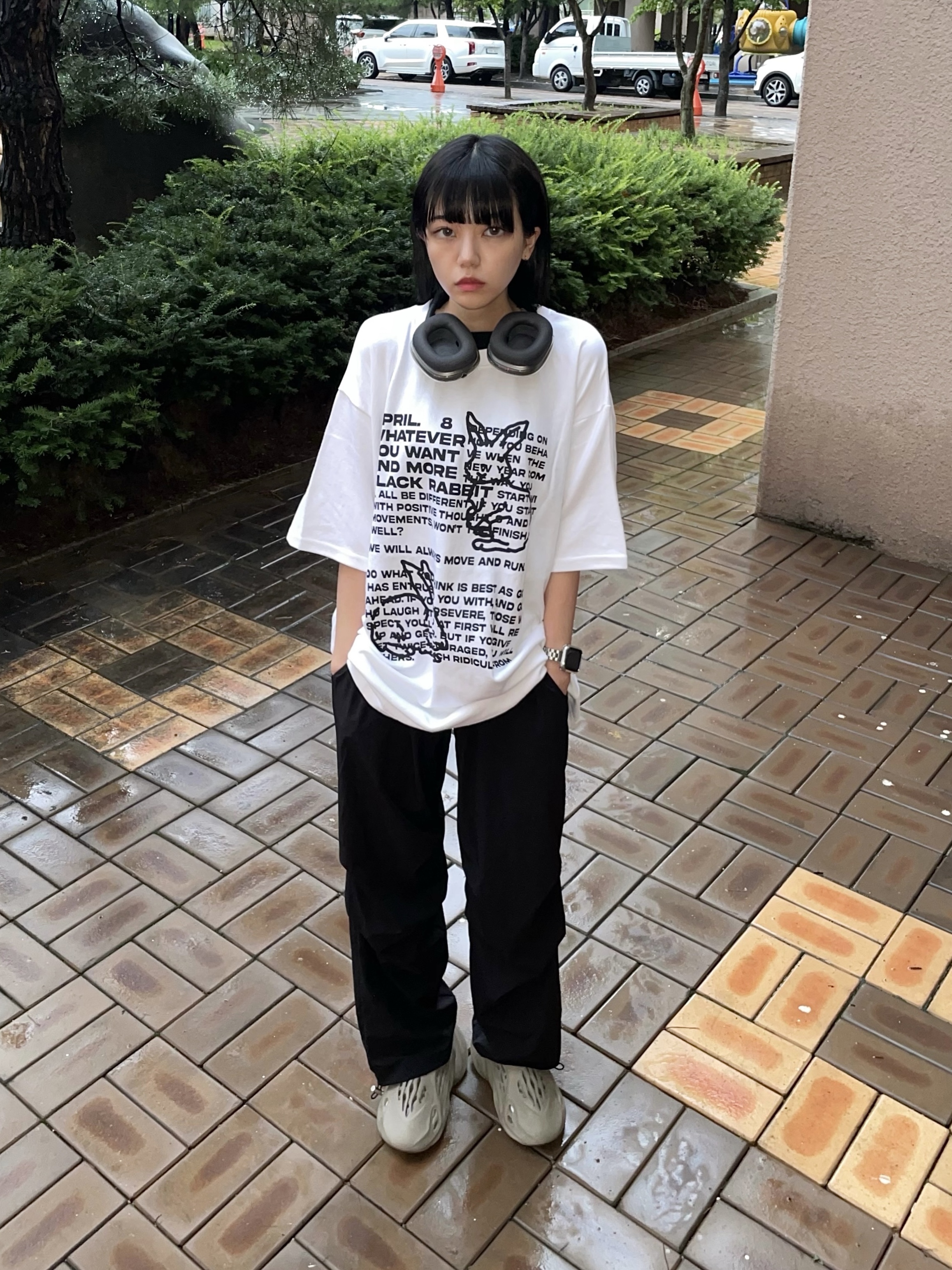Adidas Yeezy Foam RNNR Stone Sage, Apple AirPods Max Lightning Space Gray (Korean Ver.) 착용 스타일 - 2