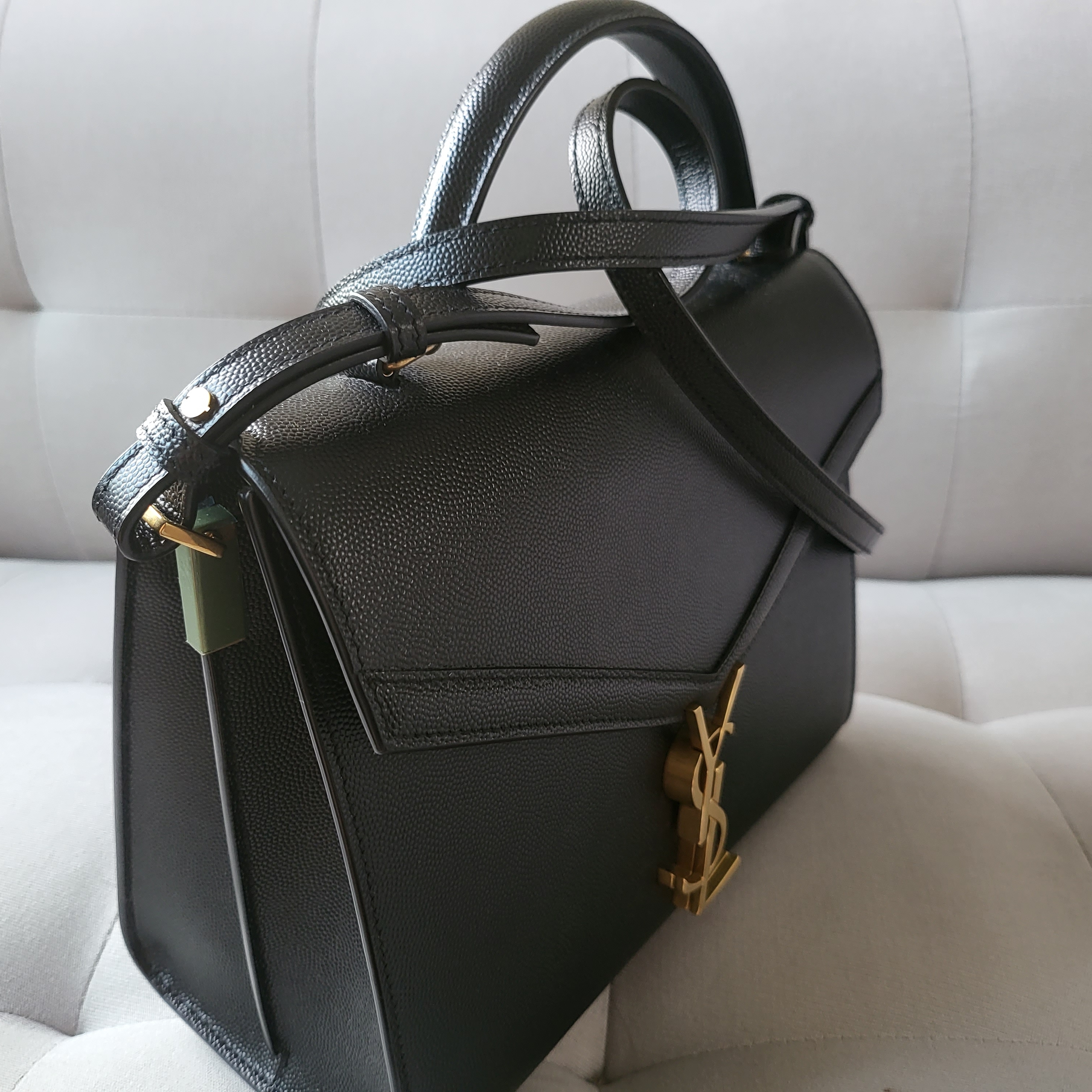 Saint Laurent Cassandra Medium Top Handle Bag in Grain de Poudre Embossed Leather Black 착용 스타일 - 3