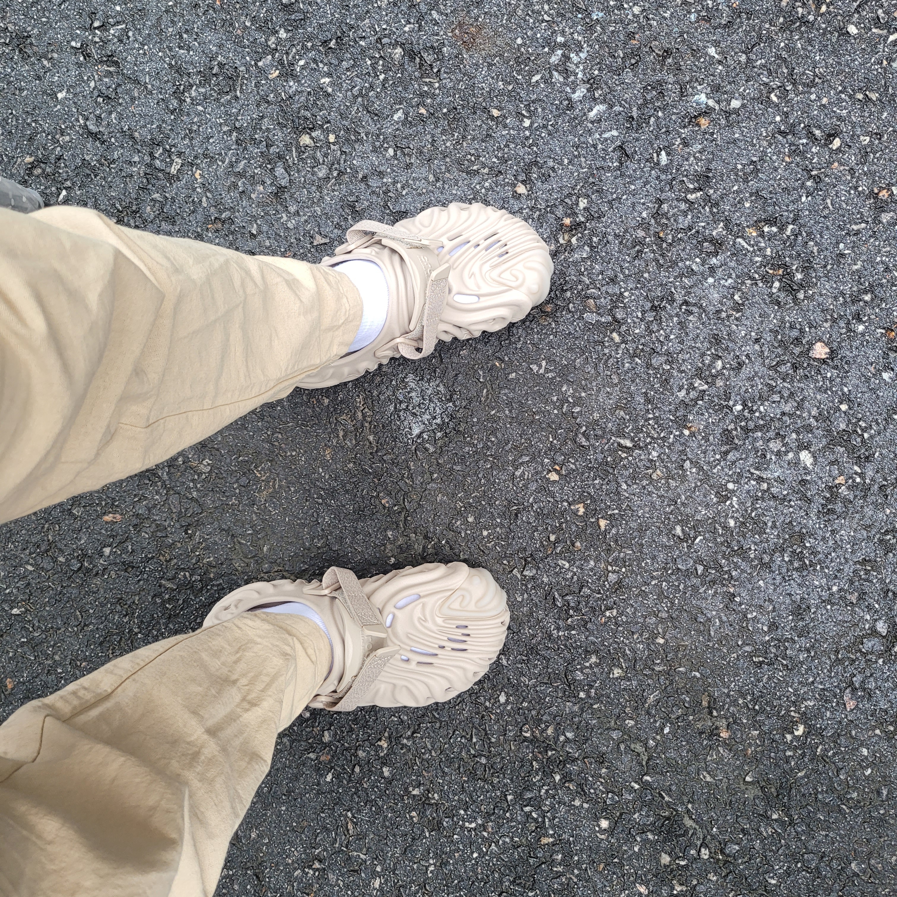 Crocs x Salehe Bembury Pollex Clog Horchata 착용 스타일