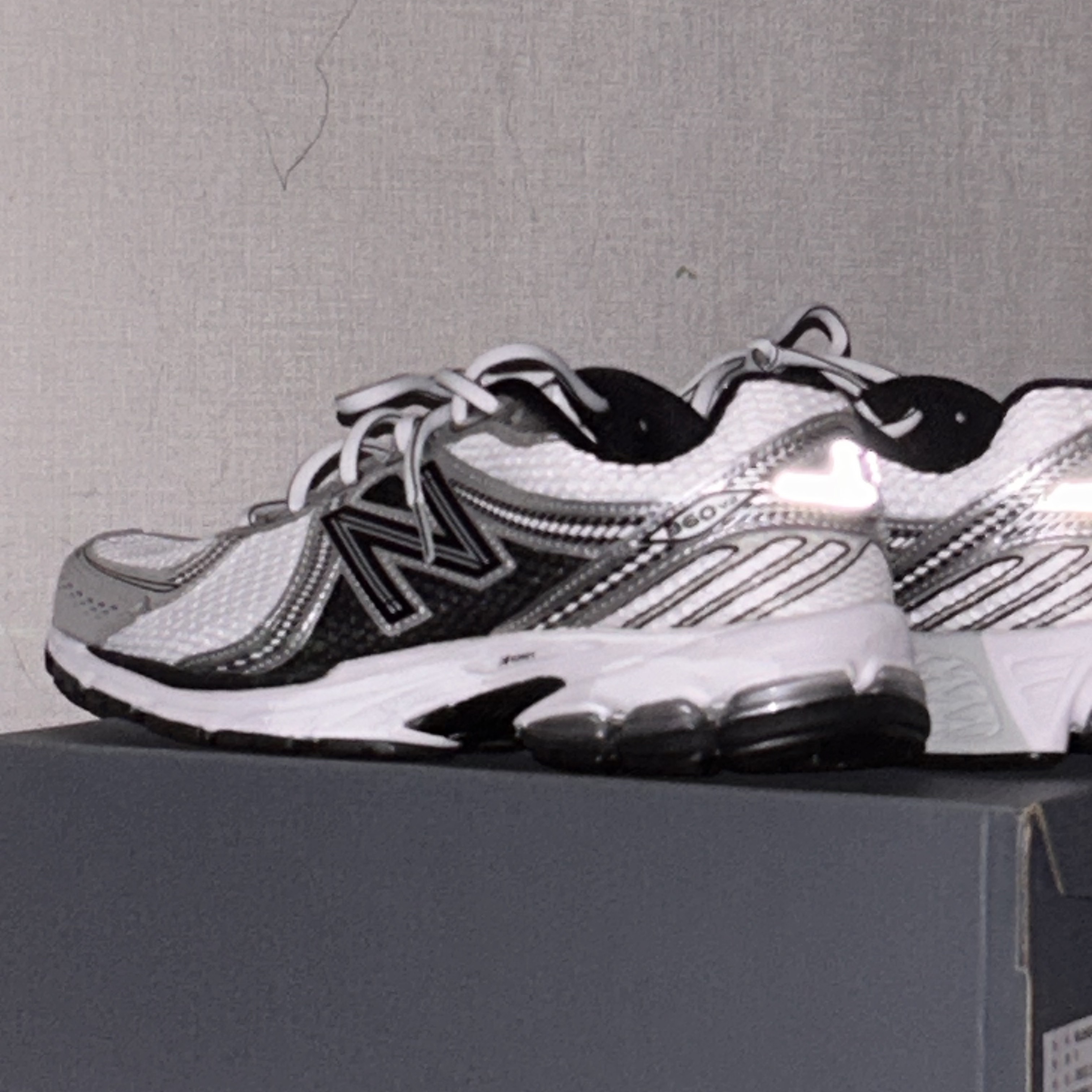 New Balance 860v2 White Black 착용 스타일