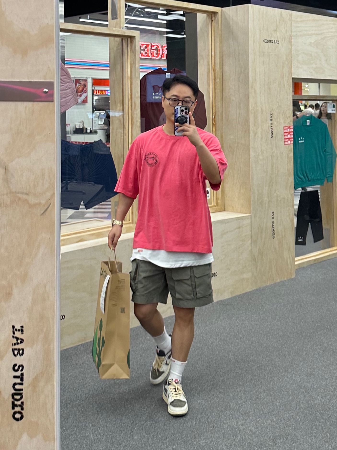 Jordan 1 x Travis Scott Retro Low OG SP Sail and Ridgerock, Supreme Hanes Tagless T-Shirt White (3 Pack) 착용 스타일