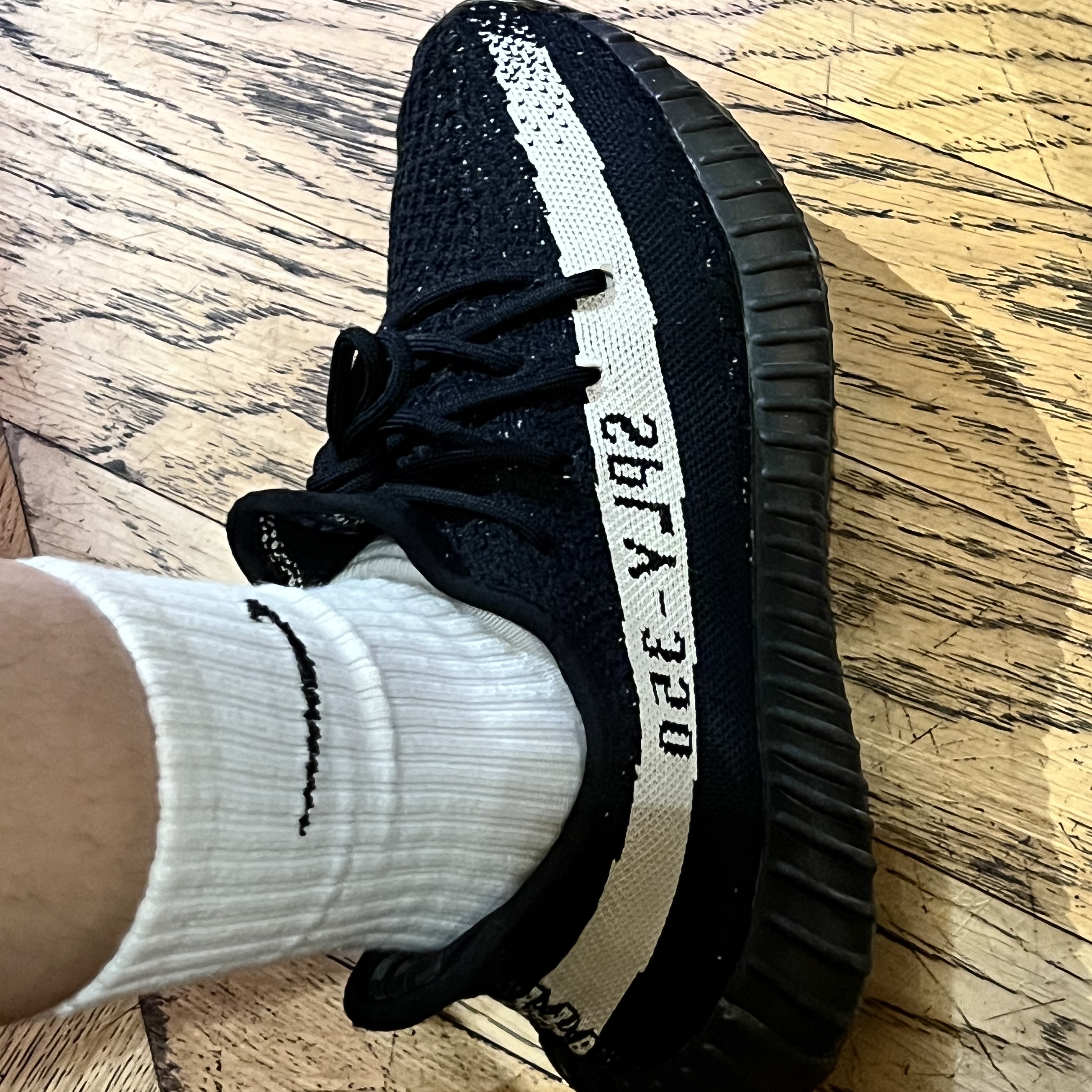 Adidas Yeezy Boost 350 V2 Core Black White 2016 착용 스타일 - 2