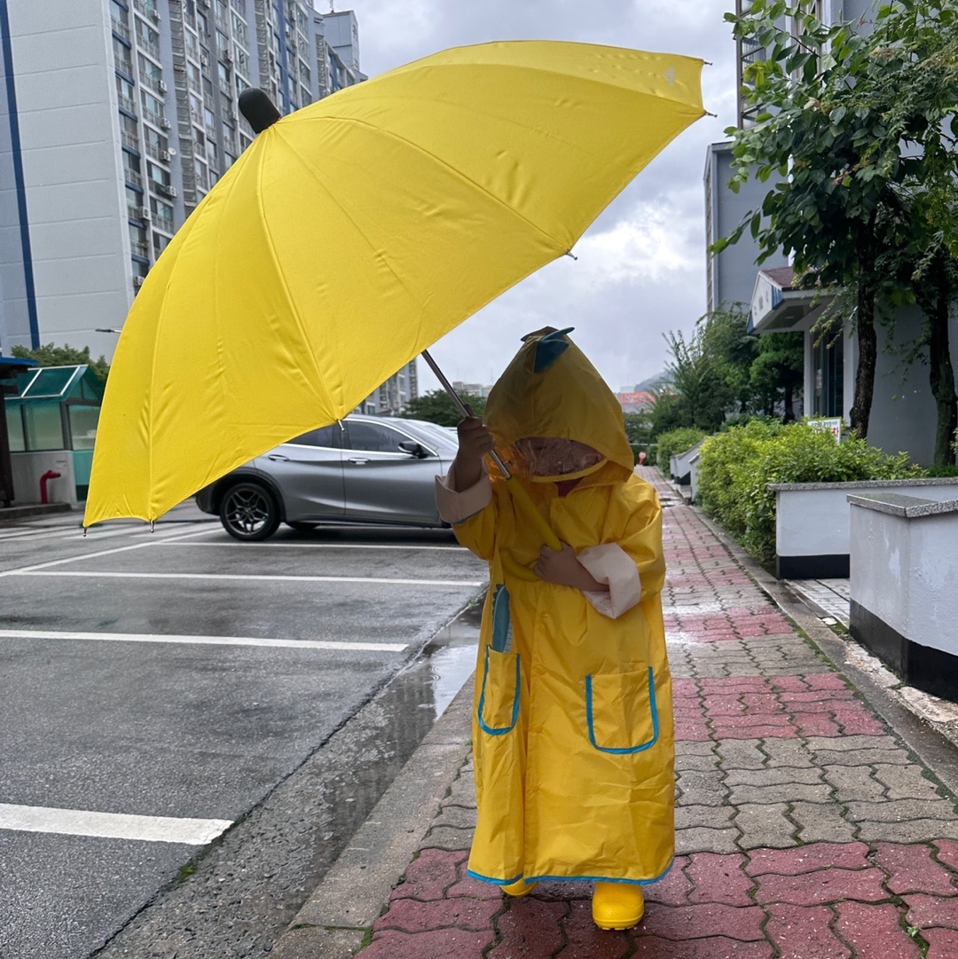 (Kids) Crocs Handle It Rain Boot Yellow 착용 스타일 - 1