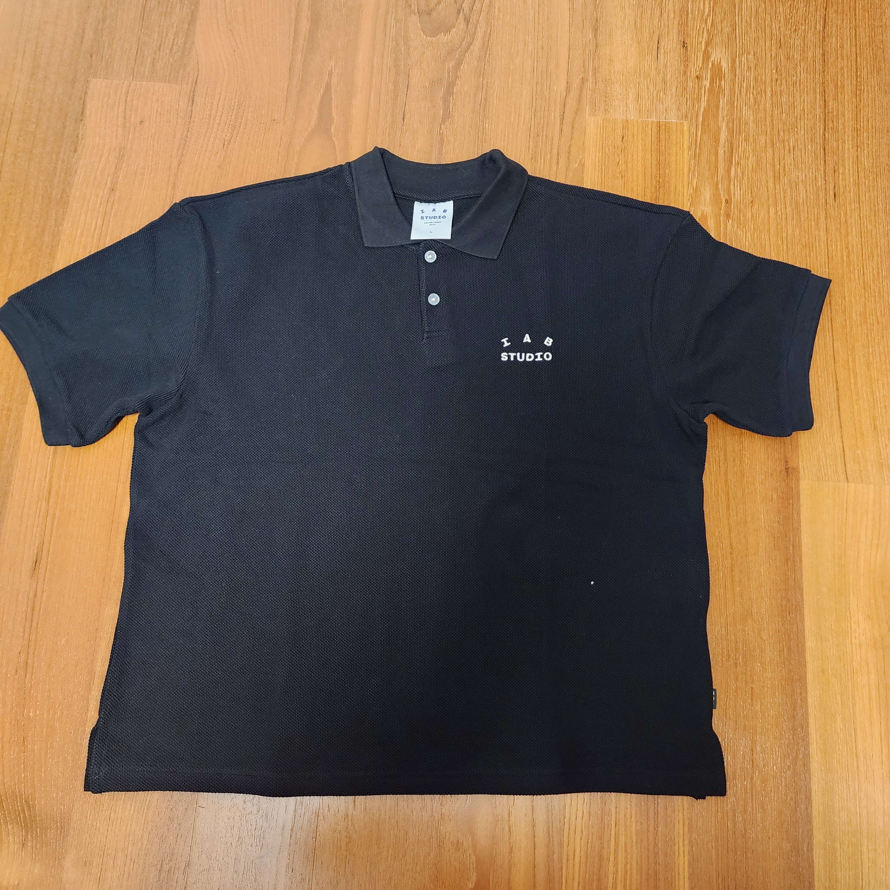 IAB Studio Cropped Pique Shirt Black - The Hyundai Seoul Exclusive 착용 스타일 - 1
