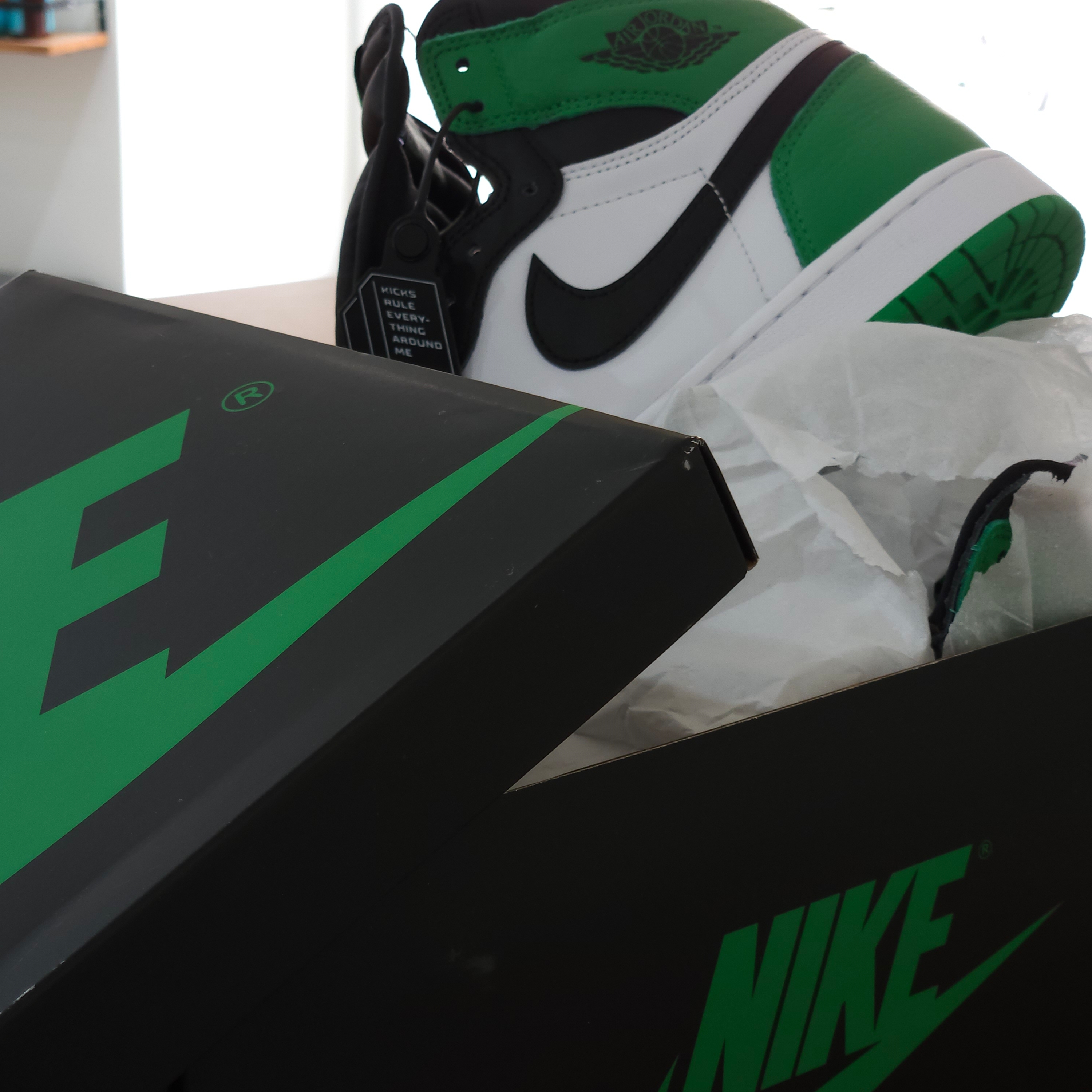 Jordan 1 Retro High OG Black and Lucky Green 착용 스타일